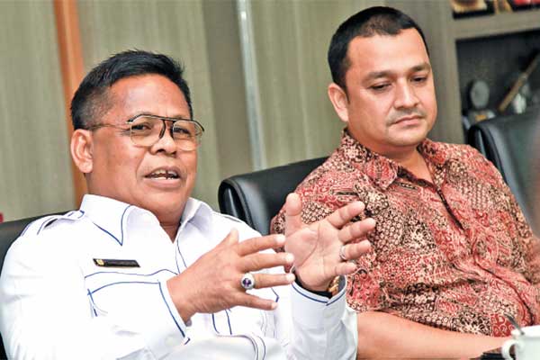 Wali Kota Banda Aceh, Aminullah Usman (kiri), Kabag Humas Pemko Banda Aceh Irwan saat berkunjung ke Media Group, Kedoya, Jakarta, kemarin