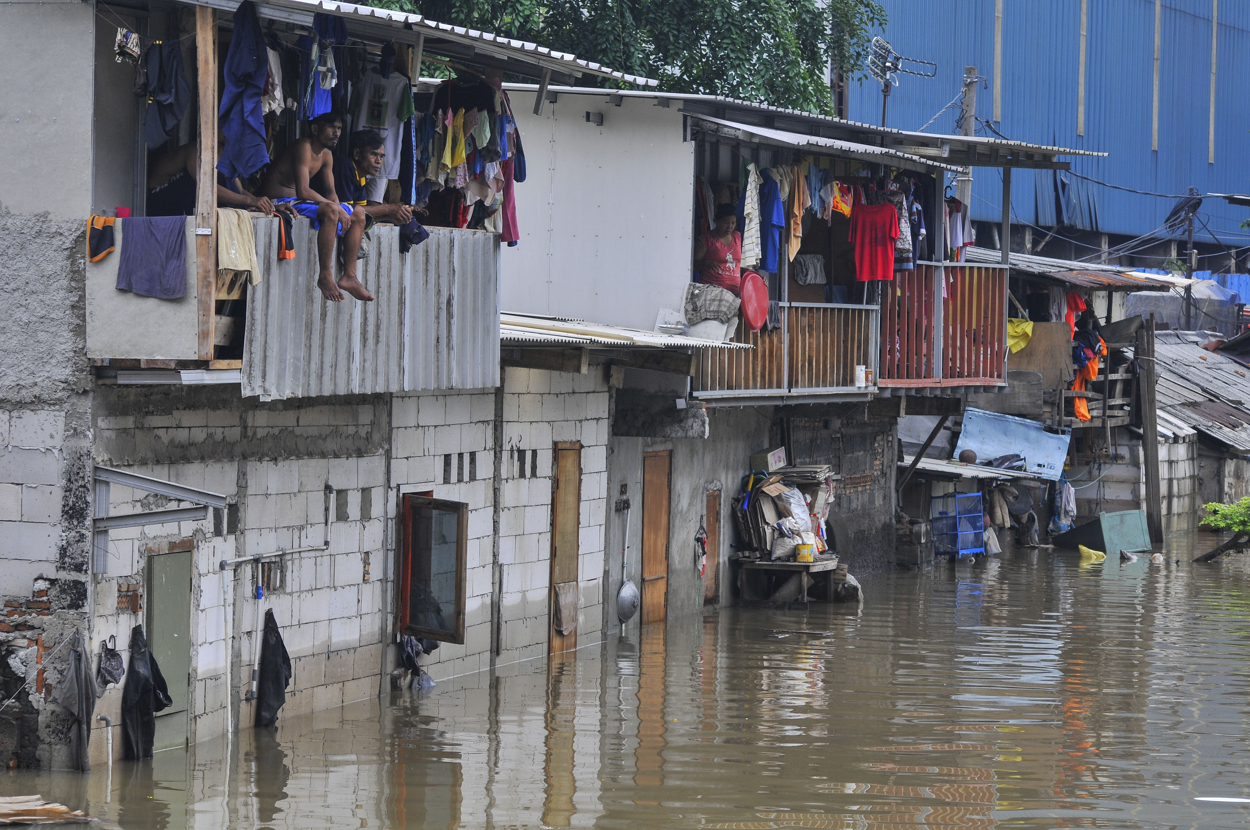 Sejumlah warga kampung Petukangan Rawa Teratai mengungsi ke lantai 2 rumahnya saat banjir di Jakarta Timur.