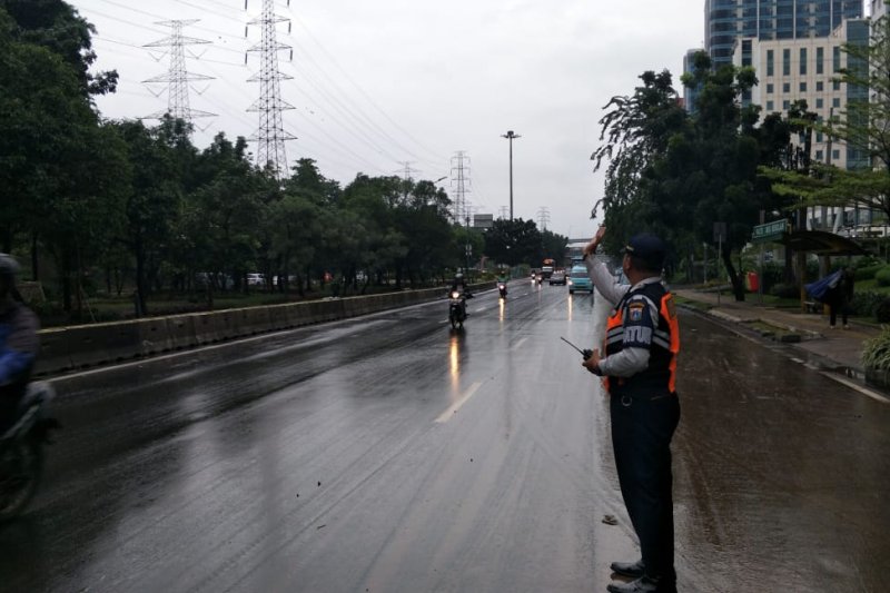  Petugas Suku Dinas Perhubungan Jakarta Timur bersiaga di Jalan Underpass Tol Cawang Jakarta Timur, Minggu (23/2/2020)