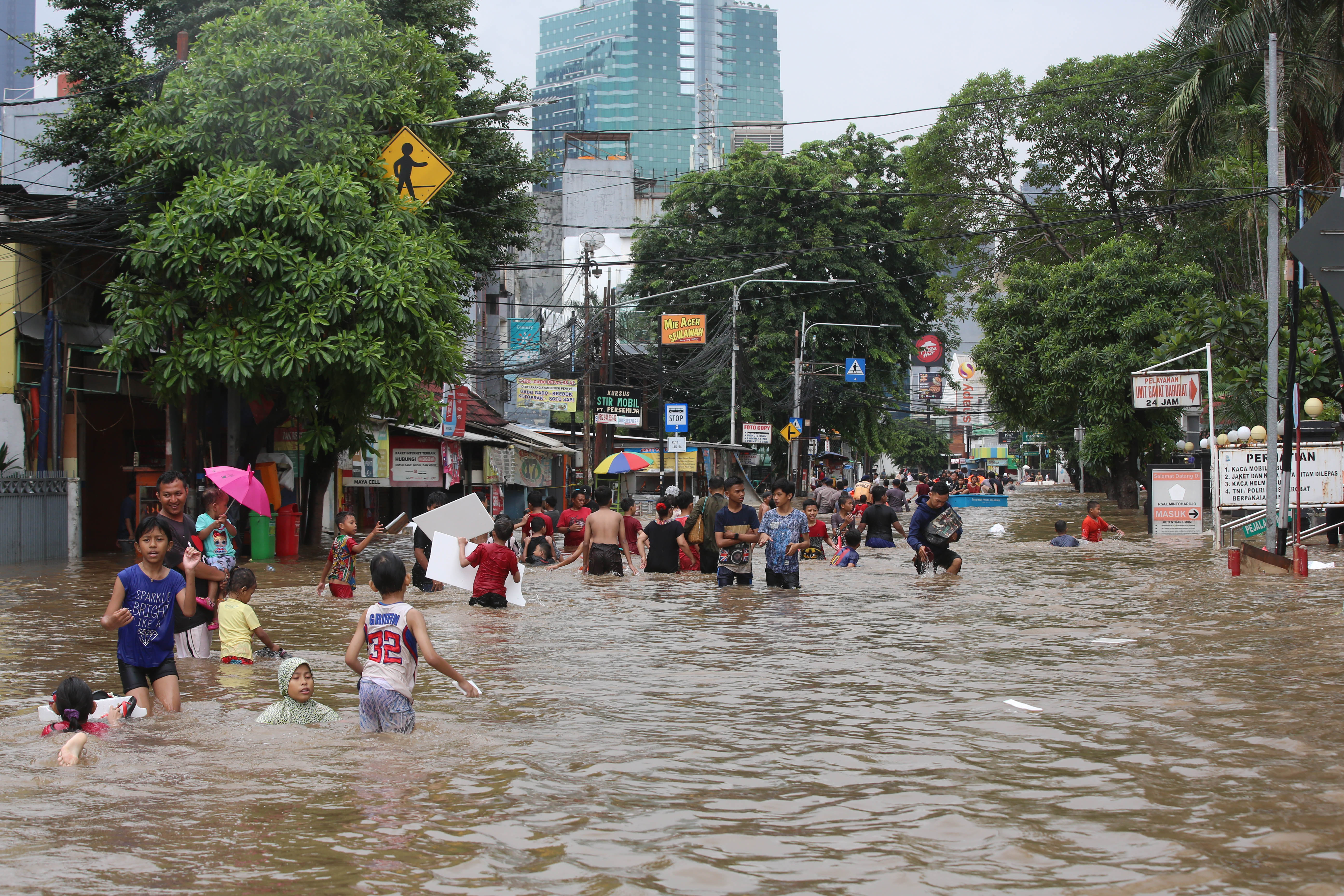 Banjir yang menggenangi kawasan Benhil, Jakarta, Selasa (25/2).