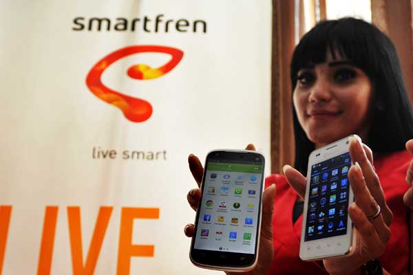  Model menunjukkan smartphone Smartfren Android terbaru saat peluncurannya di Jakarta, Selasa (11/6).