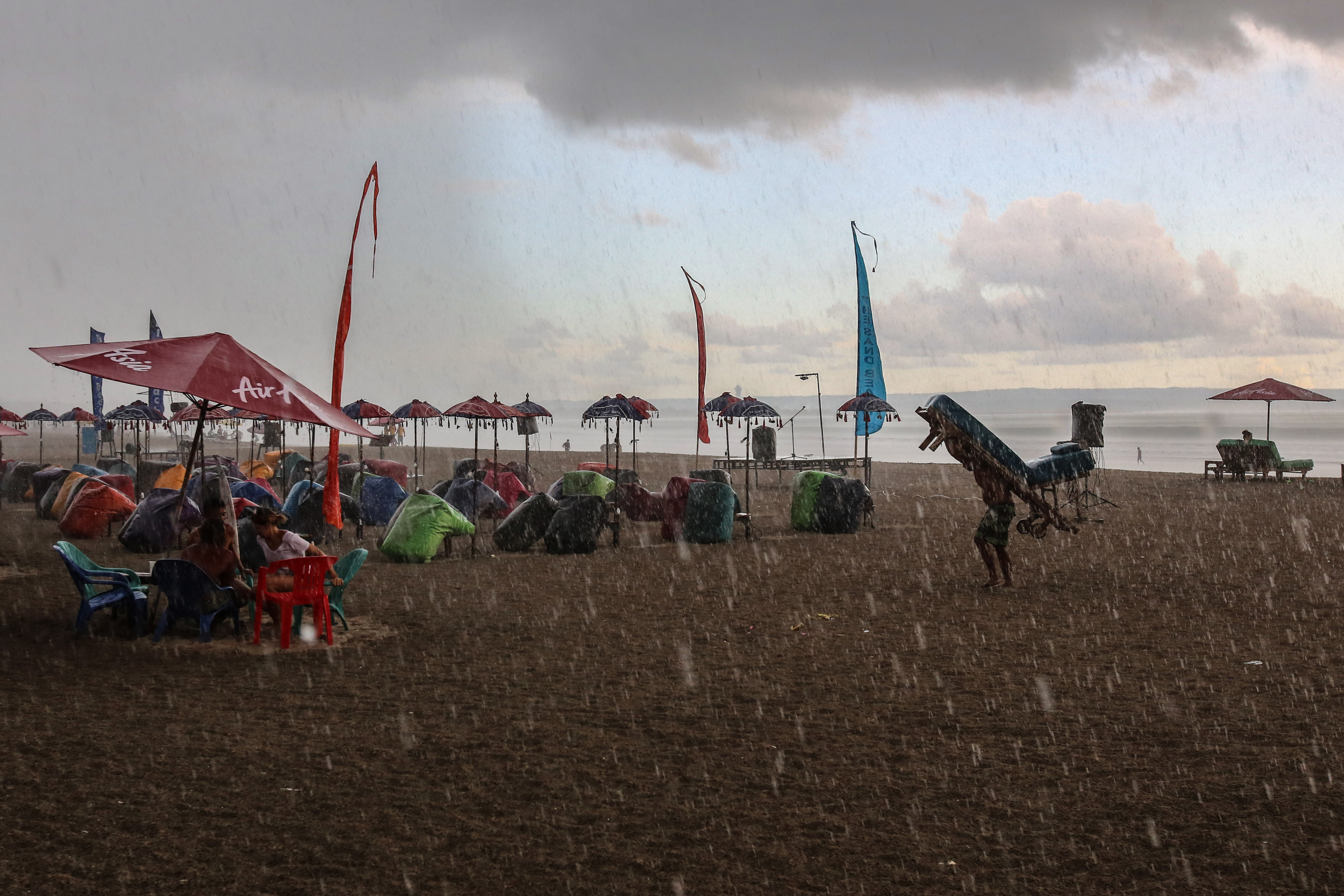 Hujan di pantai Seminyak, Bali.