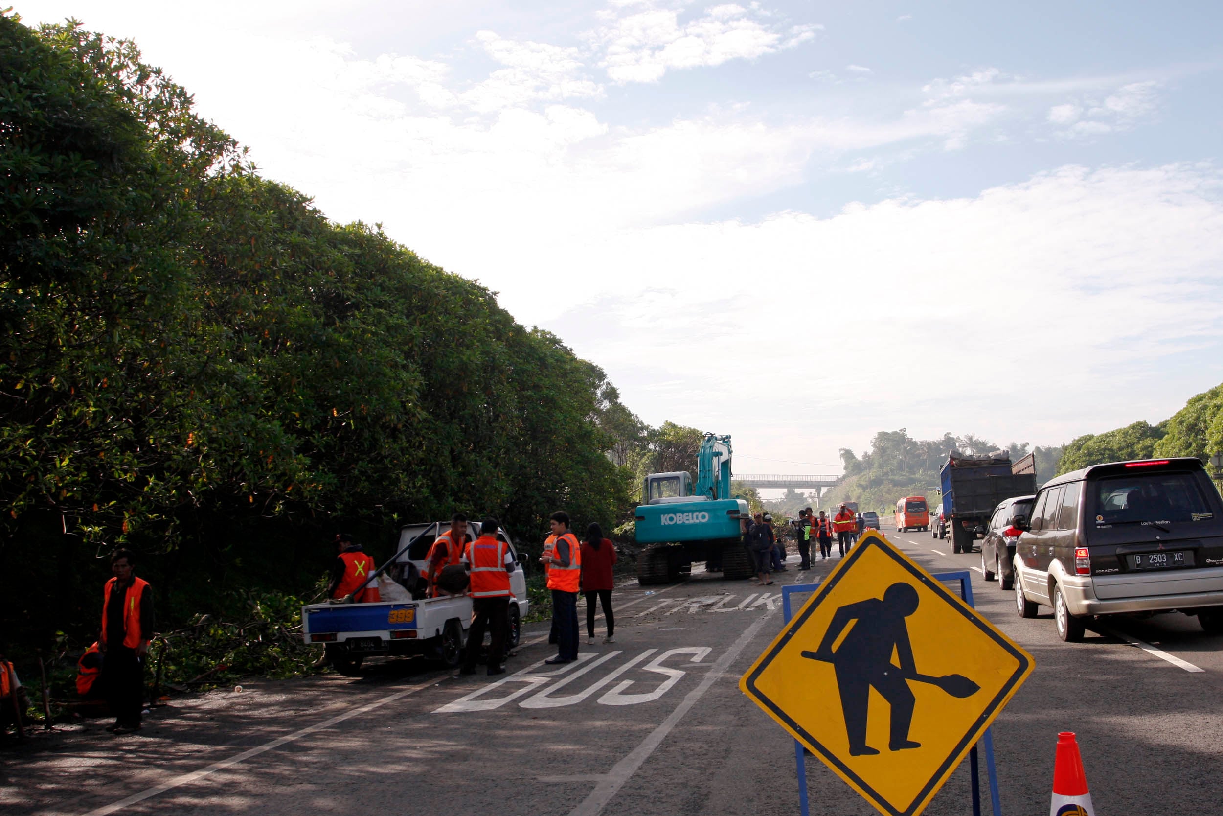  Tanah longsor terjadi di Jalan Tol Purbaleunyi km 118, Bandung, Minggu (10/4).