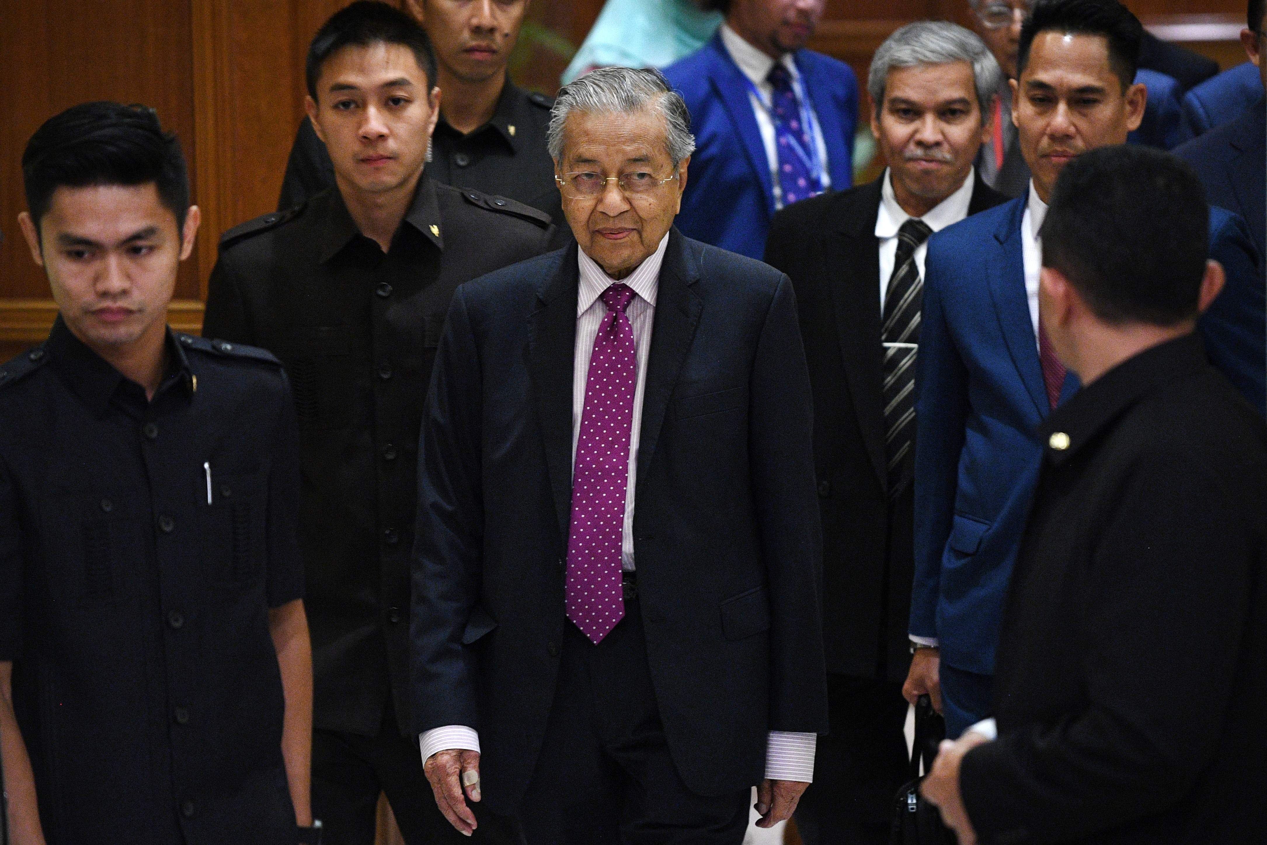 PM Malaysia interim, Mahathir Mohamad, menjabarkan rencana stimulus ekonomi untuk menahan dampak wabah virus korona.