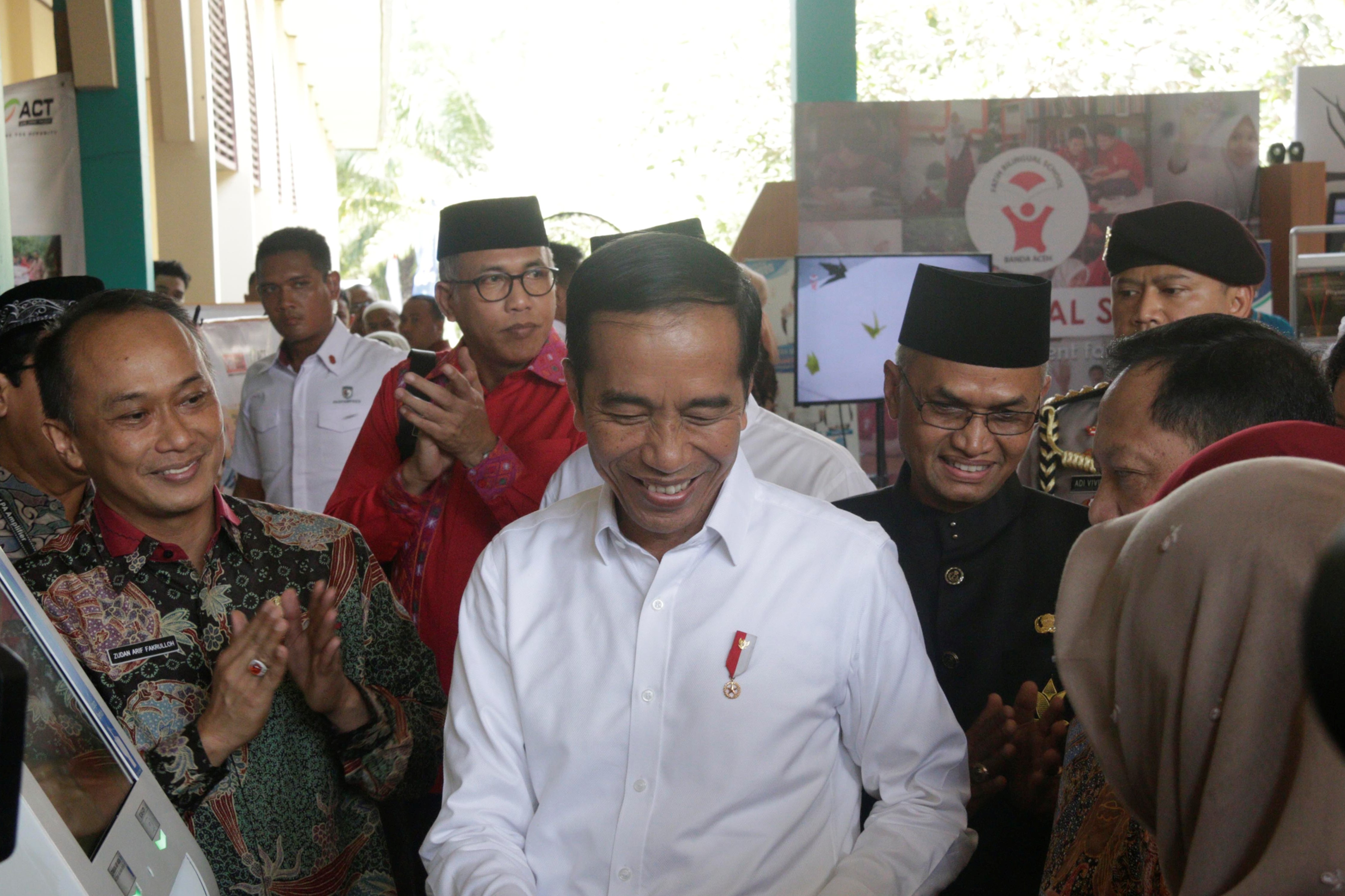Presiden Jokowi saat tiba di Kenduri Kebangsaan di Bireuen, Aceh, Sabtu (22/2).