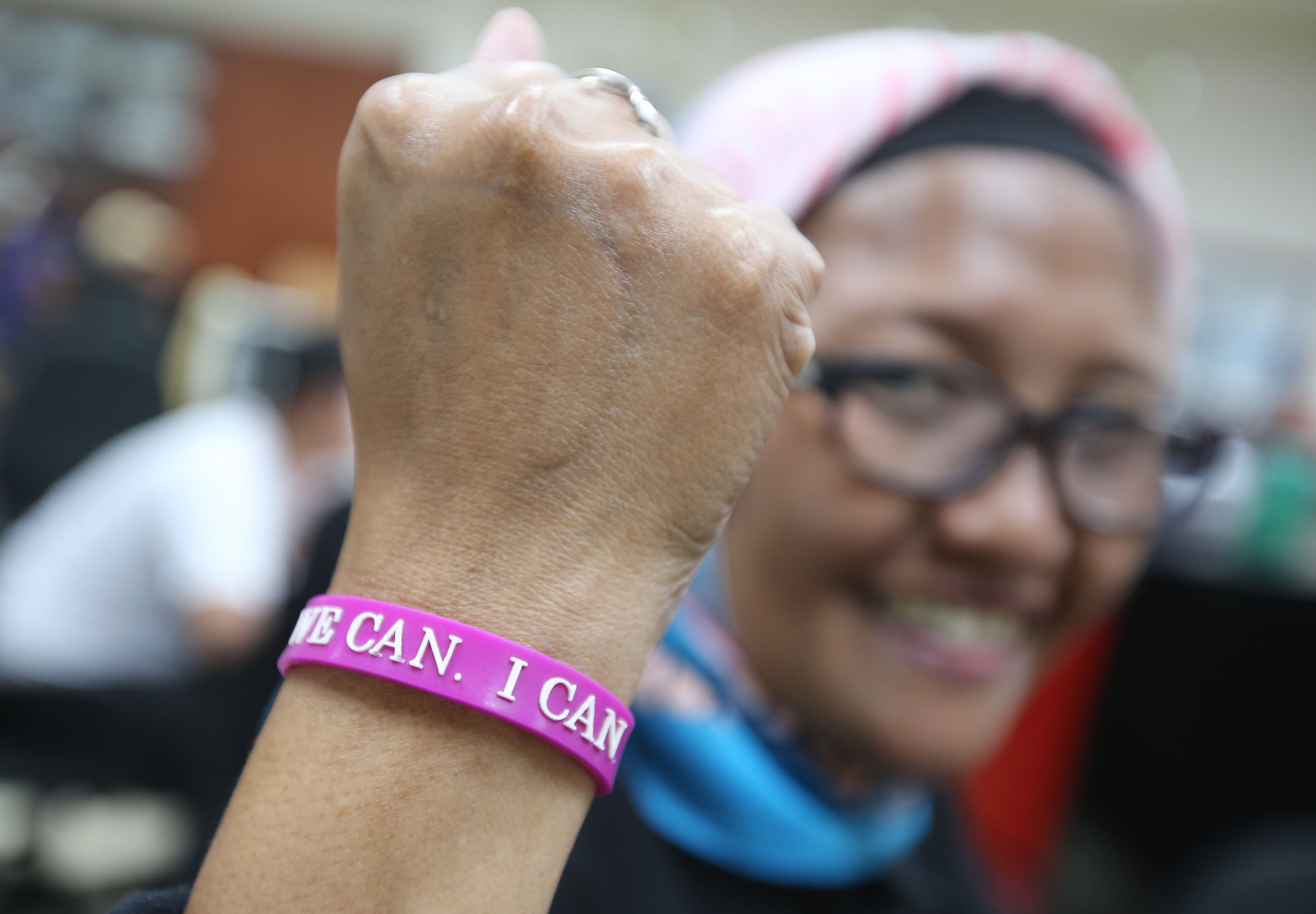 Penyintas kanker mengenakan gelang penyemangat