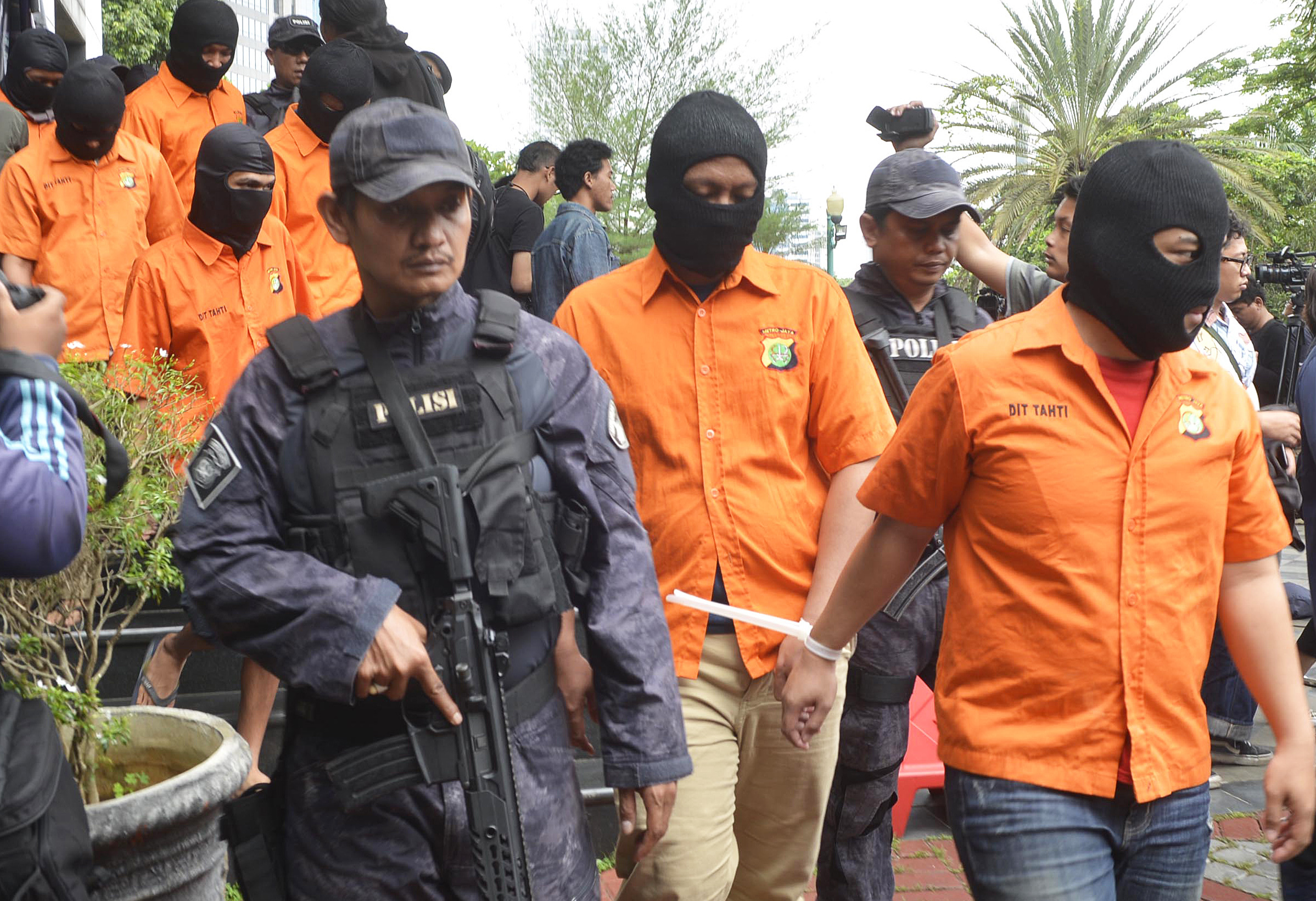  Tersangka kasus pembobolan rekening bank milik wartawan Ilham Bintang digiring petugas setelah konferensi pers di Polda Metro Jaya.