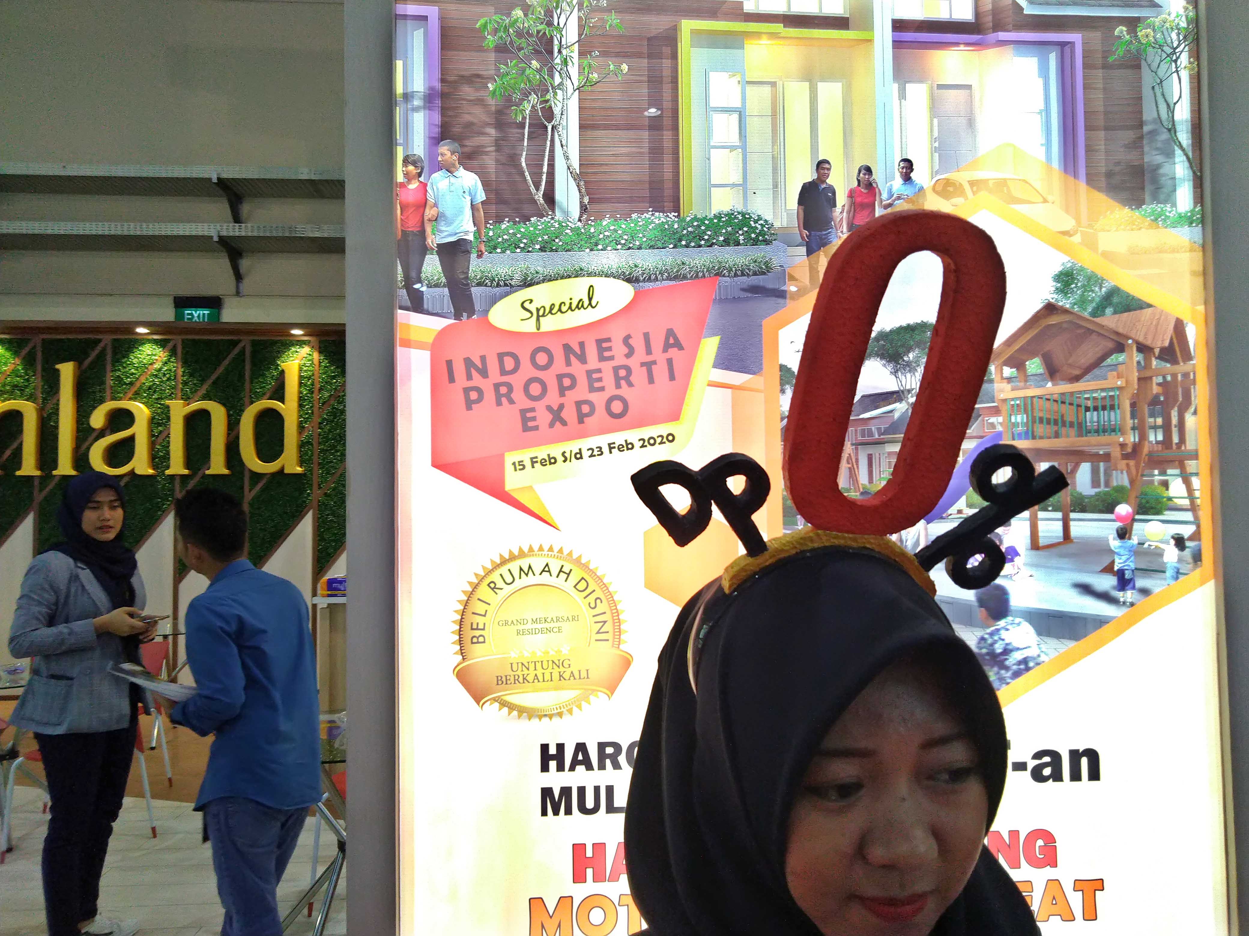  Pengunjung mendapatkan penjelasan dari pengembang saat pameran hunian Indonesia Properti Expo 2020 di Jakarta, Sabtu (15/2) 