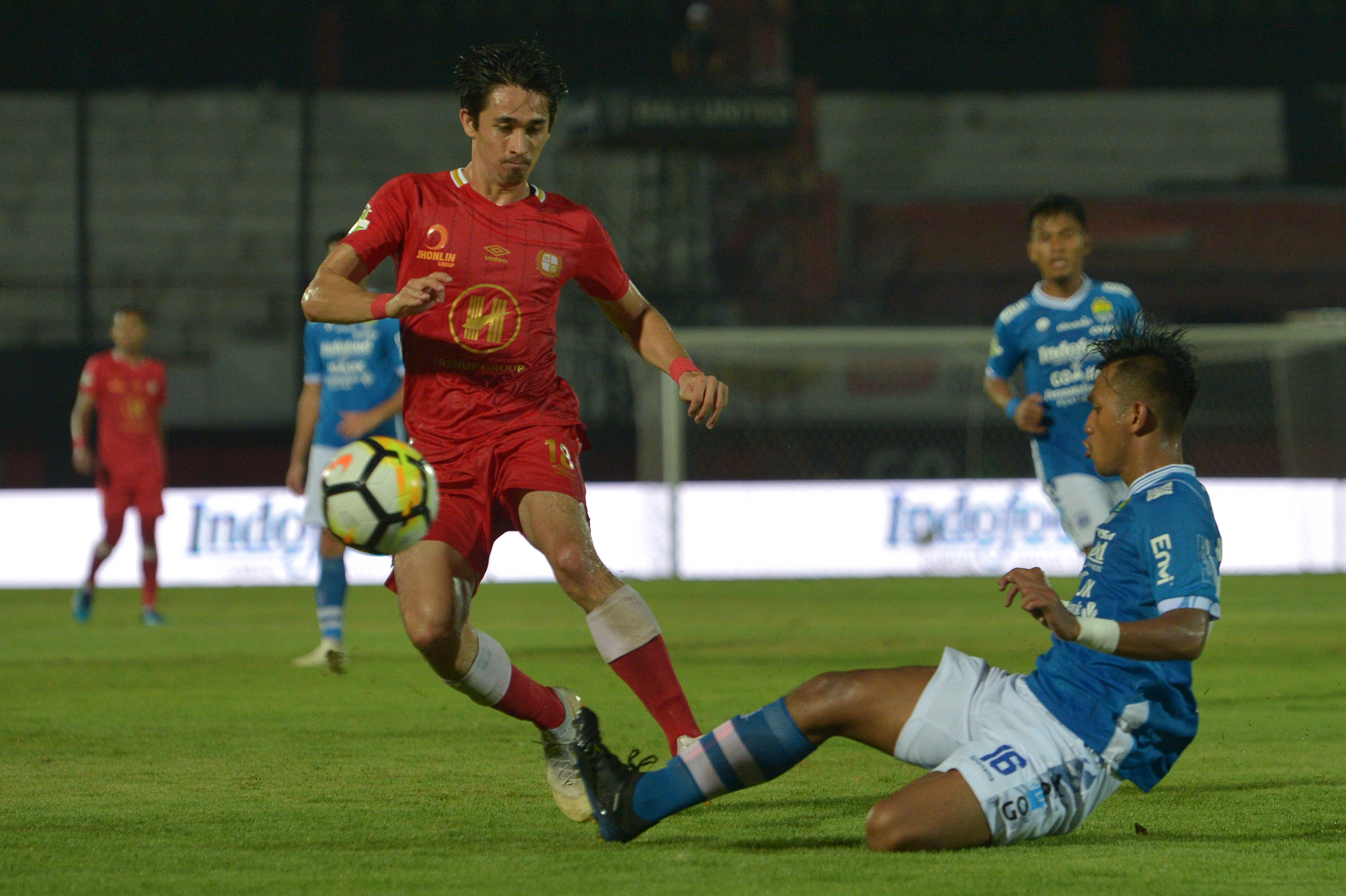 Gavin Kwan Adsit (kiri)