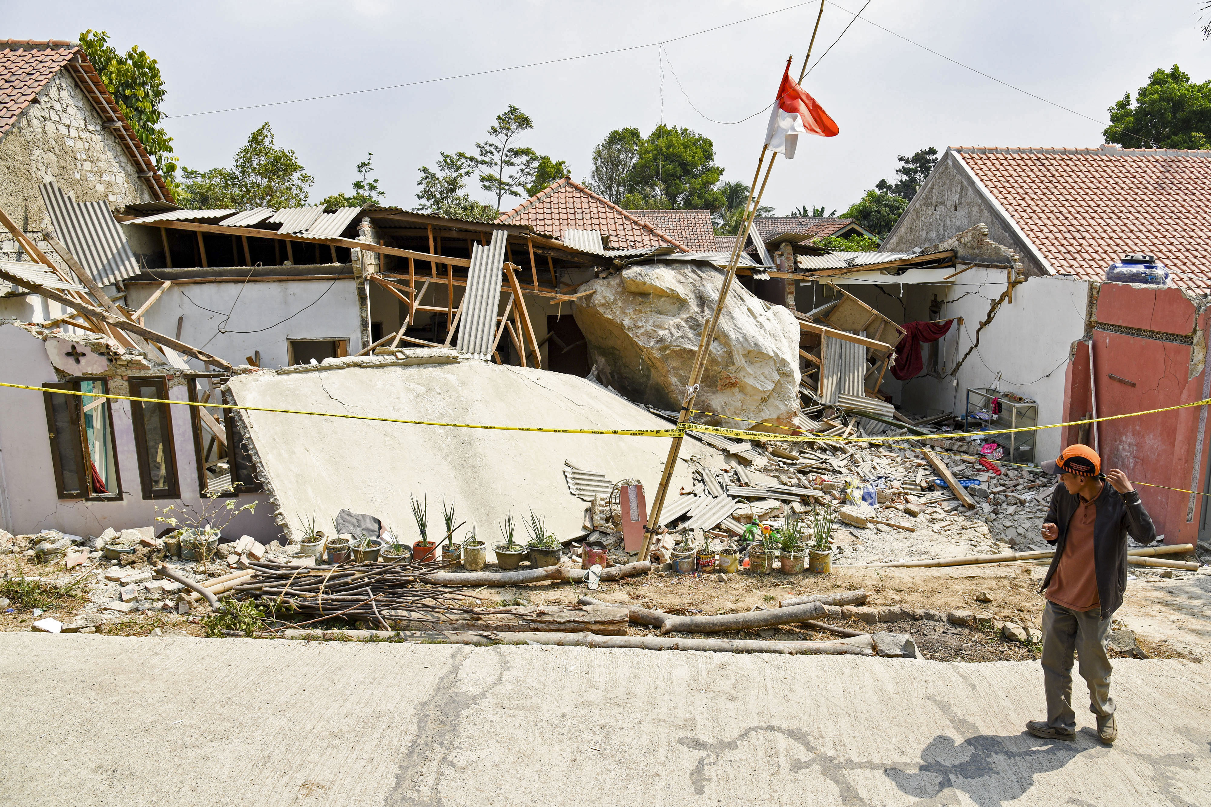 Longsor menyebabkan tiga vila dan musala rata dengan tanah, Jumat (7/2/2020).