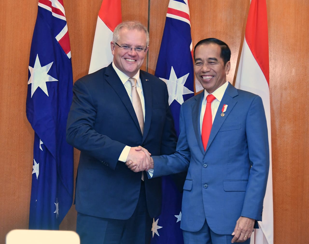 Presiden Joko Widodo (kanan) bertemu dengan PM Australia Scott Morrison (kir)