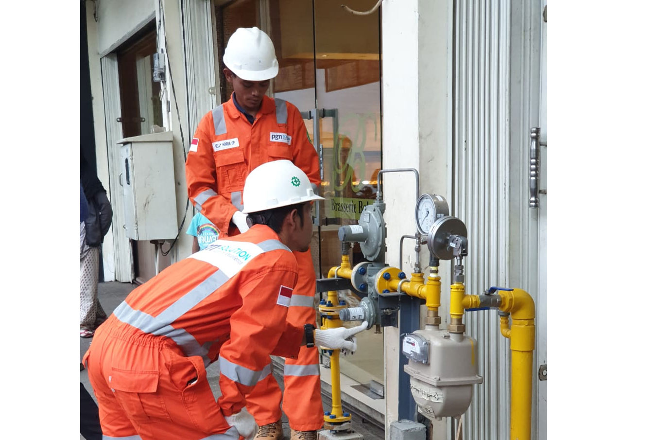  Petugas PGN Area Palembang memasang jaringan gas untuk restoran Gili Trawangan di Komplek Palembang Square Mall