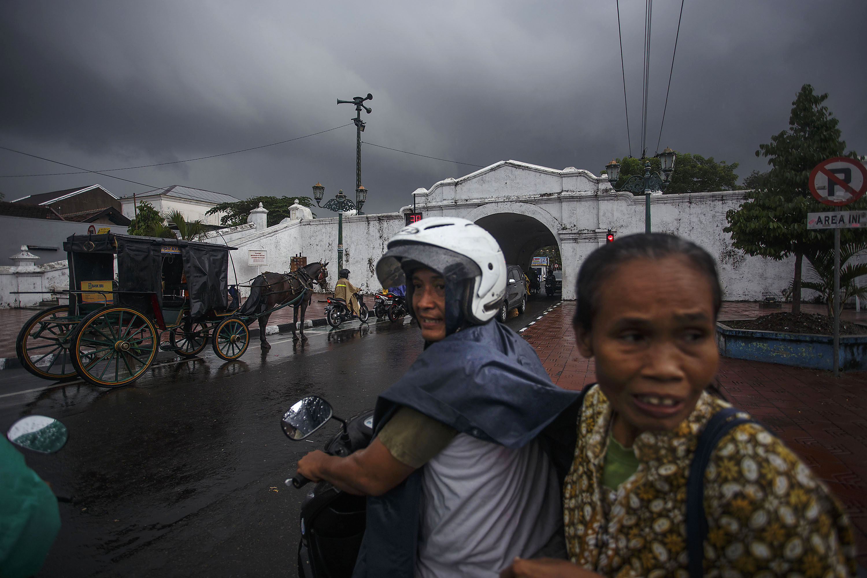 Stasiun Klimatologi Sleman memprediksi cuaca ekstrem di Daerah Istimewa Yogyakarta akan berlangsung hingga Maret 2020. 