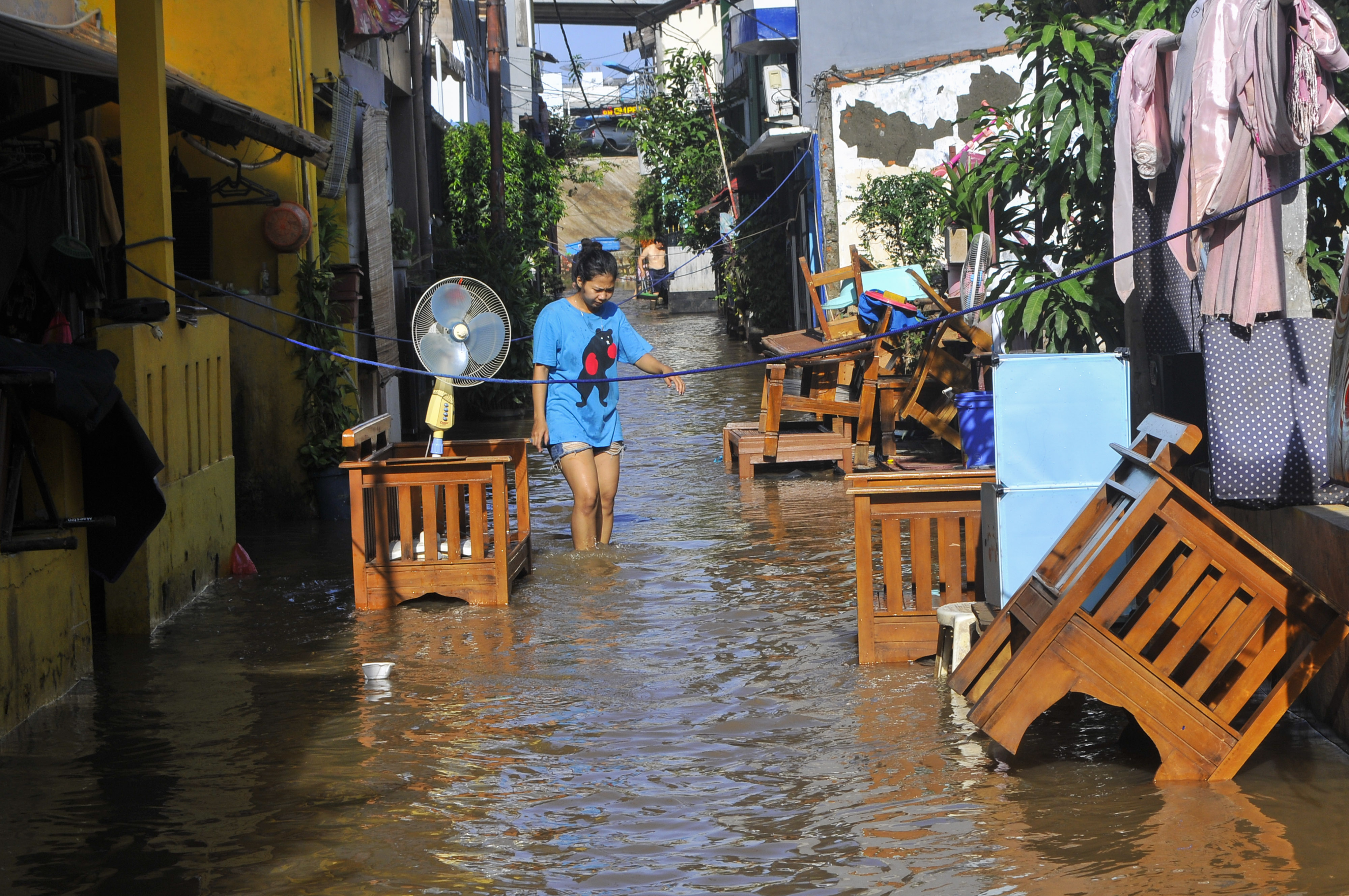 Warga menjemur barang elektronik yang terendam banjir di Cipinang Melayu, Jakarta Timur, Minggu (23/2)
