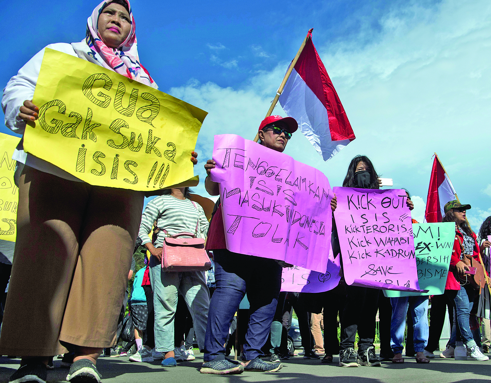 Peserta aksi yang tergabung dalam Barisan Relawan Bhinneka Jaya (Barabaja) berunjuk rasa dengan membawa poster di depan Istana Merdeka.