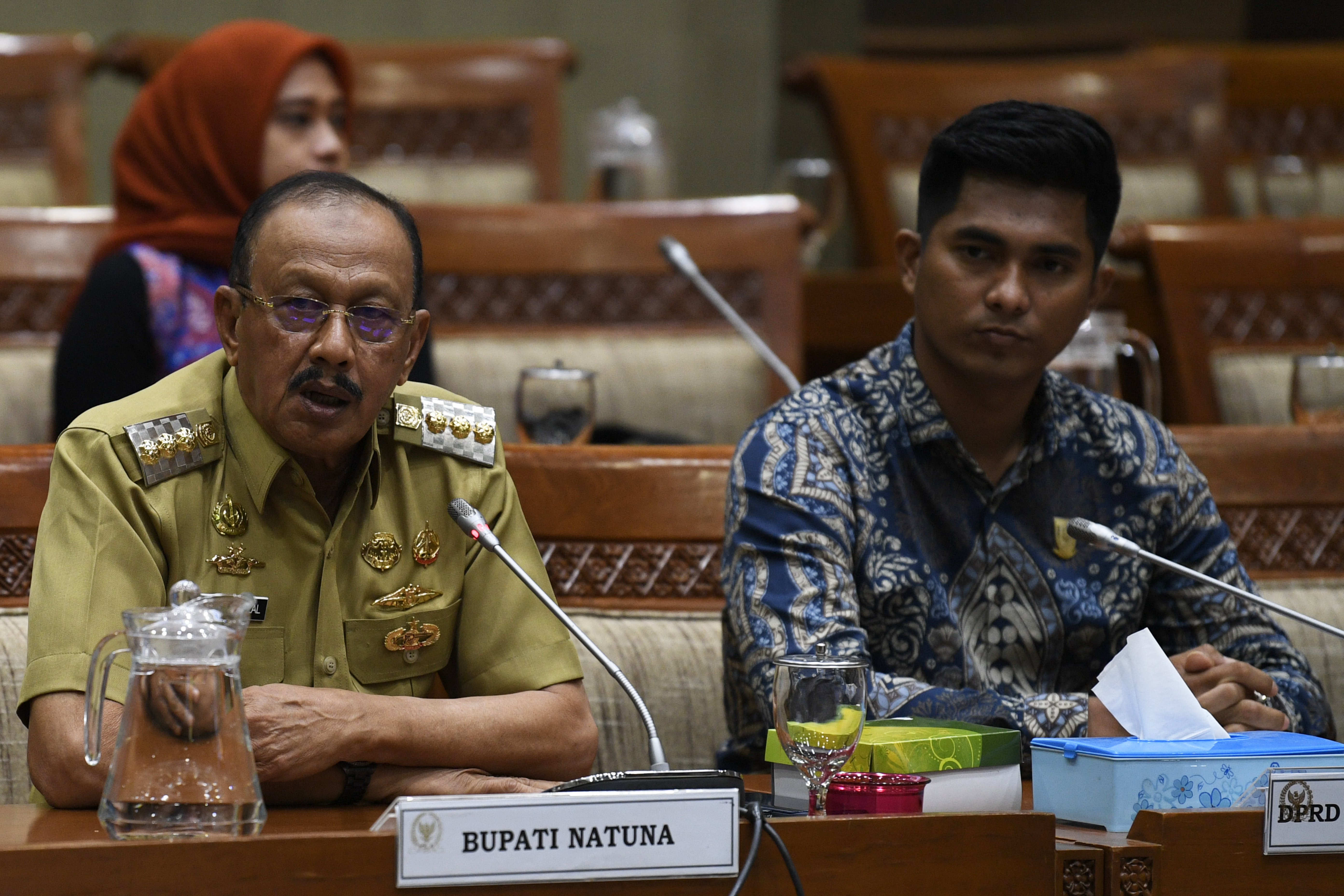Bupati Natuna Abdul Hamid Rizal (kiri) mengikuti audiensi dengan Komisi IX DPR di Kompleks Parlemen, Jakarta.