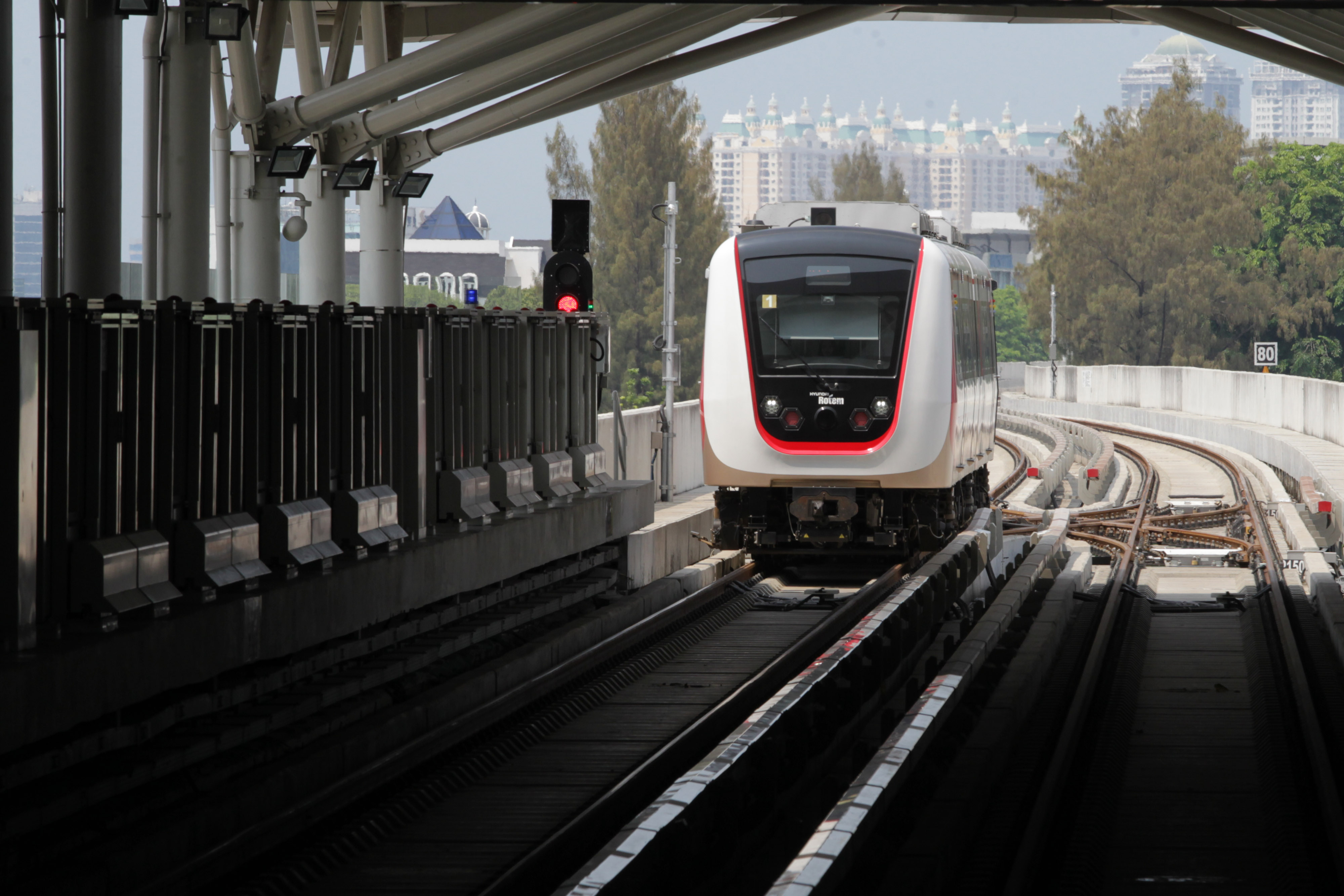 Kereta Lintas Raya Terpadu (LRT) memasuki Stasiun Velodrome Rawamangun