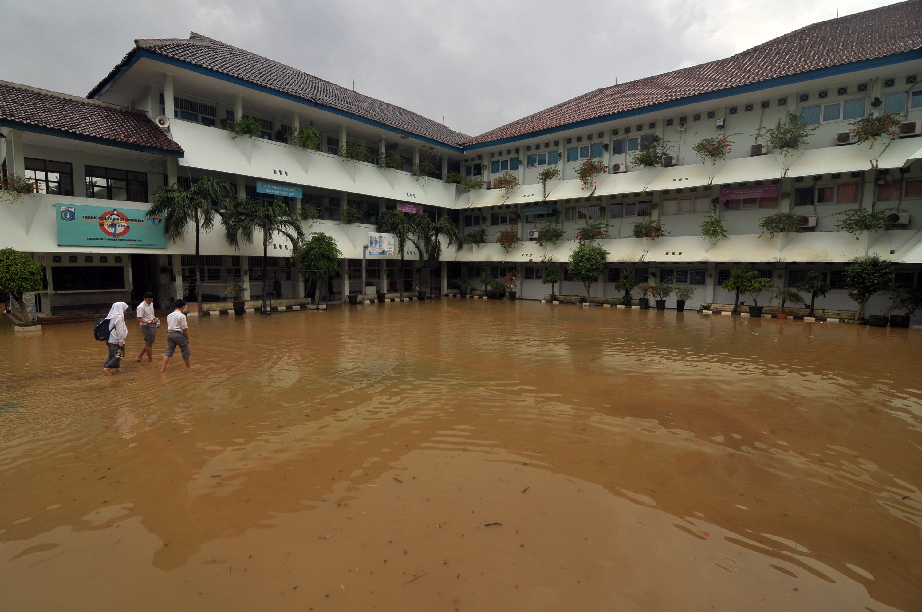 Banjir genangi SMA 8  Jakarta