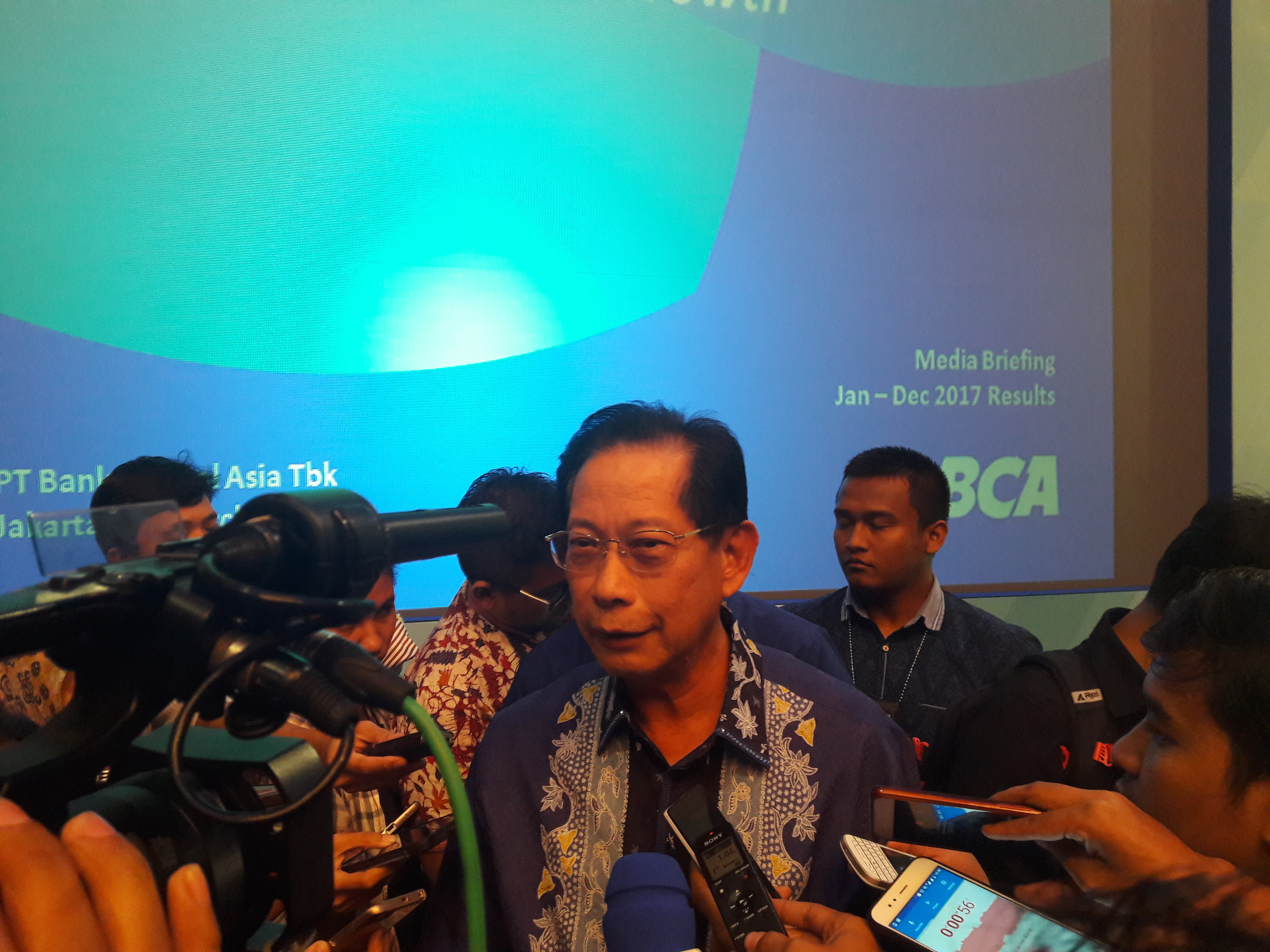 Dirut Bank Central Asia (BCA) Jahja Setiaajmadja memberi keterangan pers.