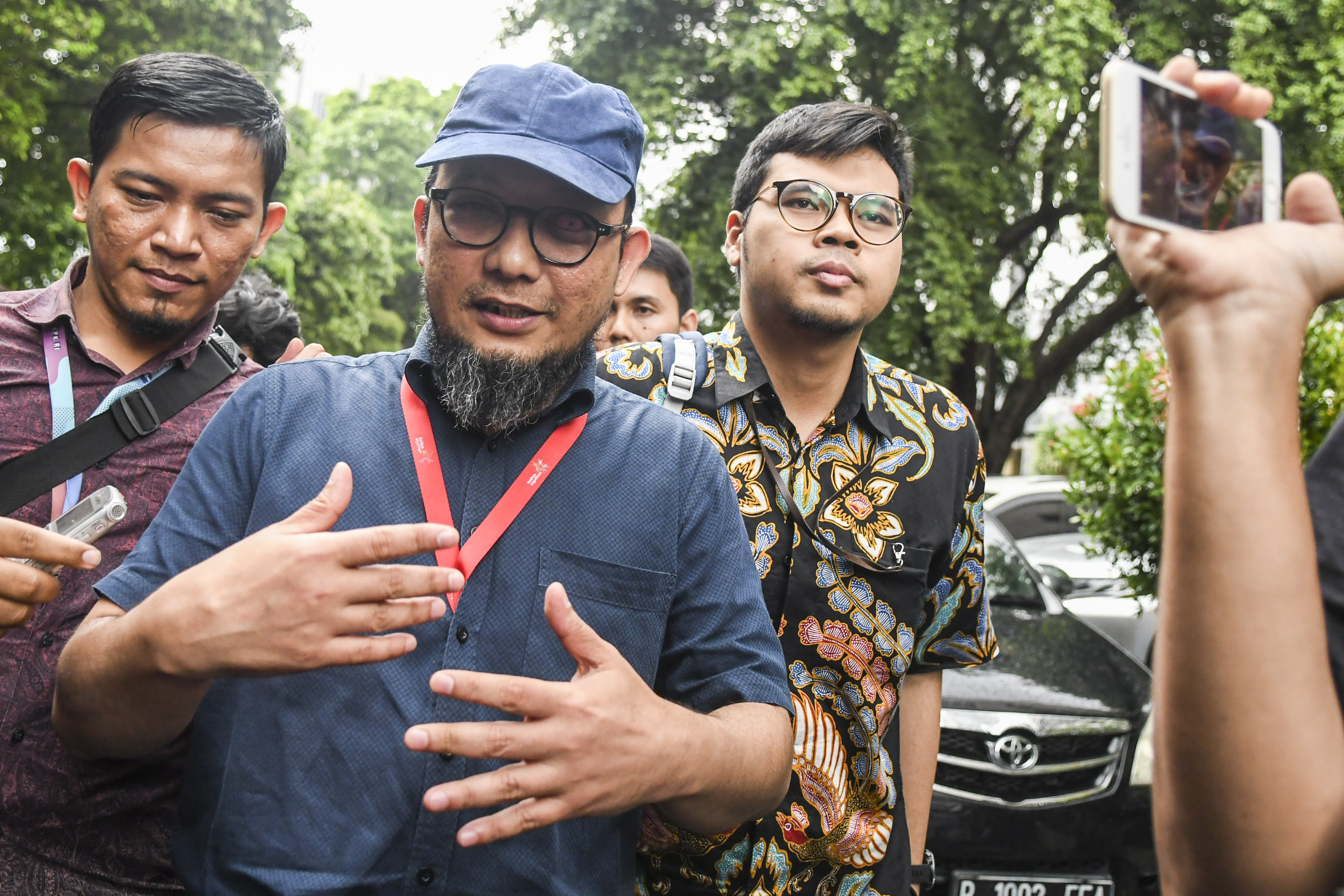 Novel Baswedan (tengah)