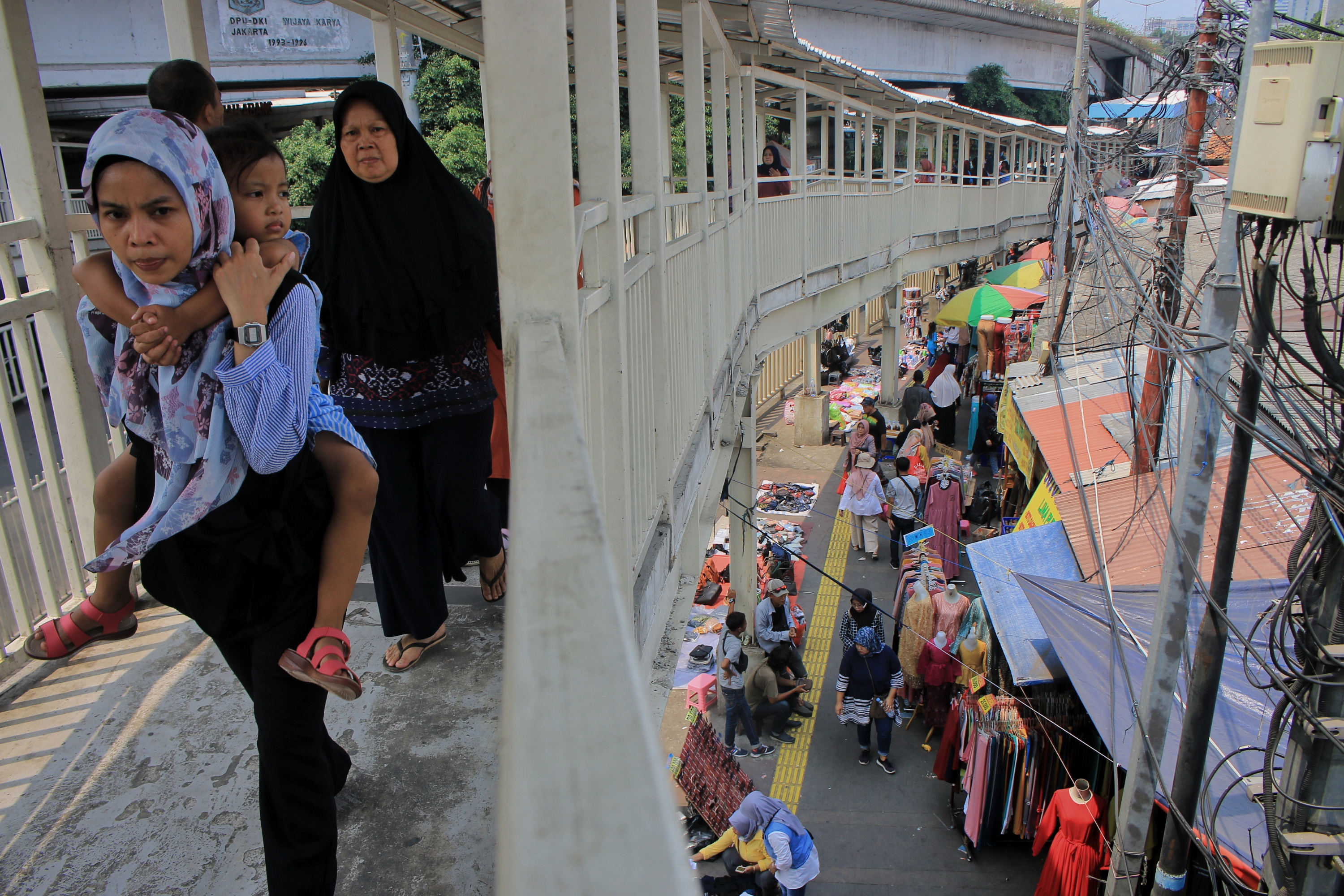 PKL masih berdagang meski sudah ada loikasi binaan.
