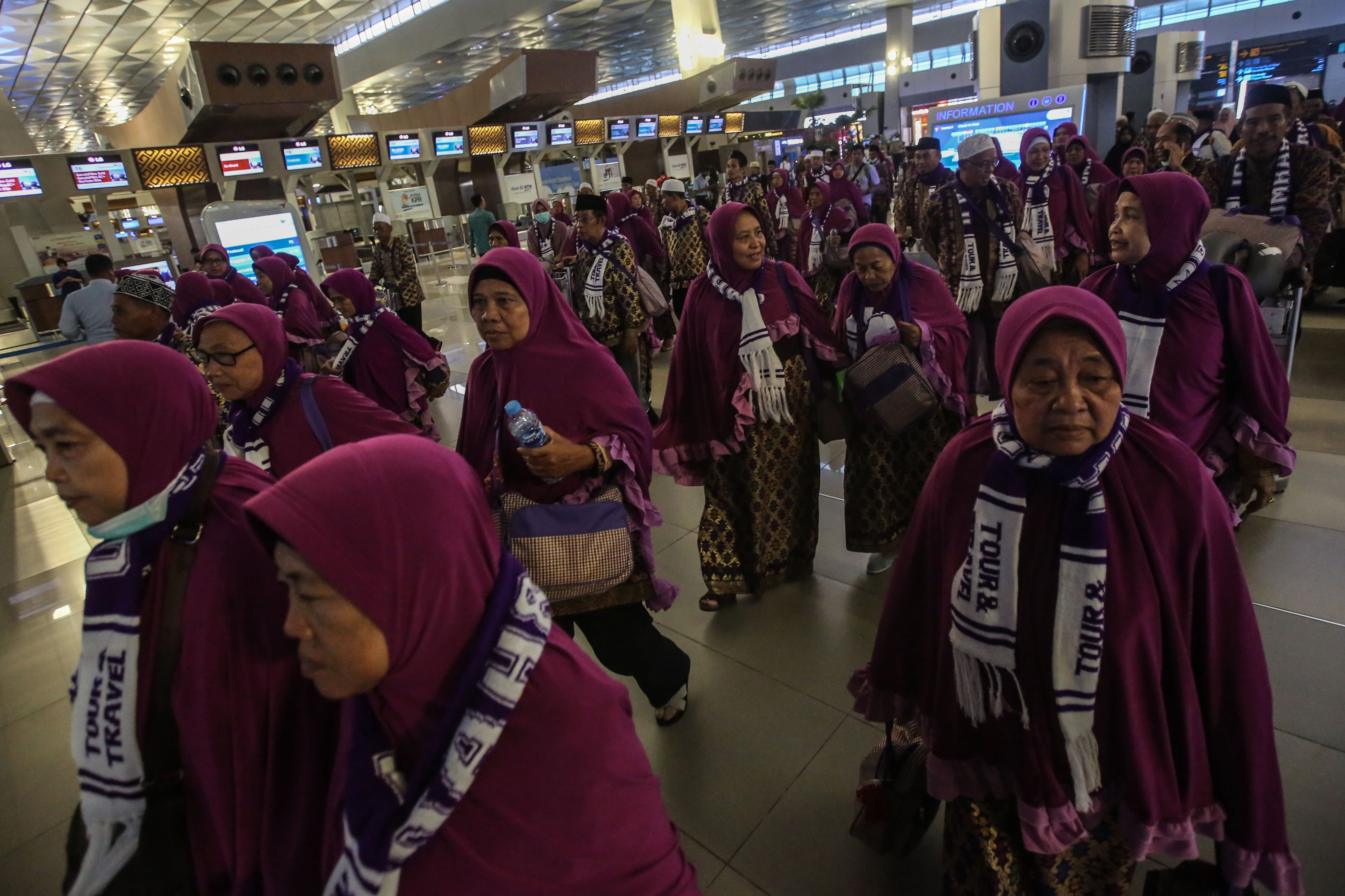  Ratusan calon Jamaah Umroh yang melalui bandara Soetta dipastikan gagal berangkat menuju Tanah Suci Mekah, Kamis (27/2).