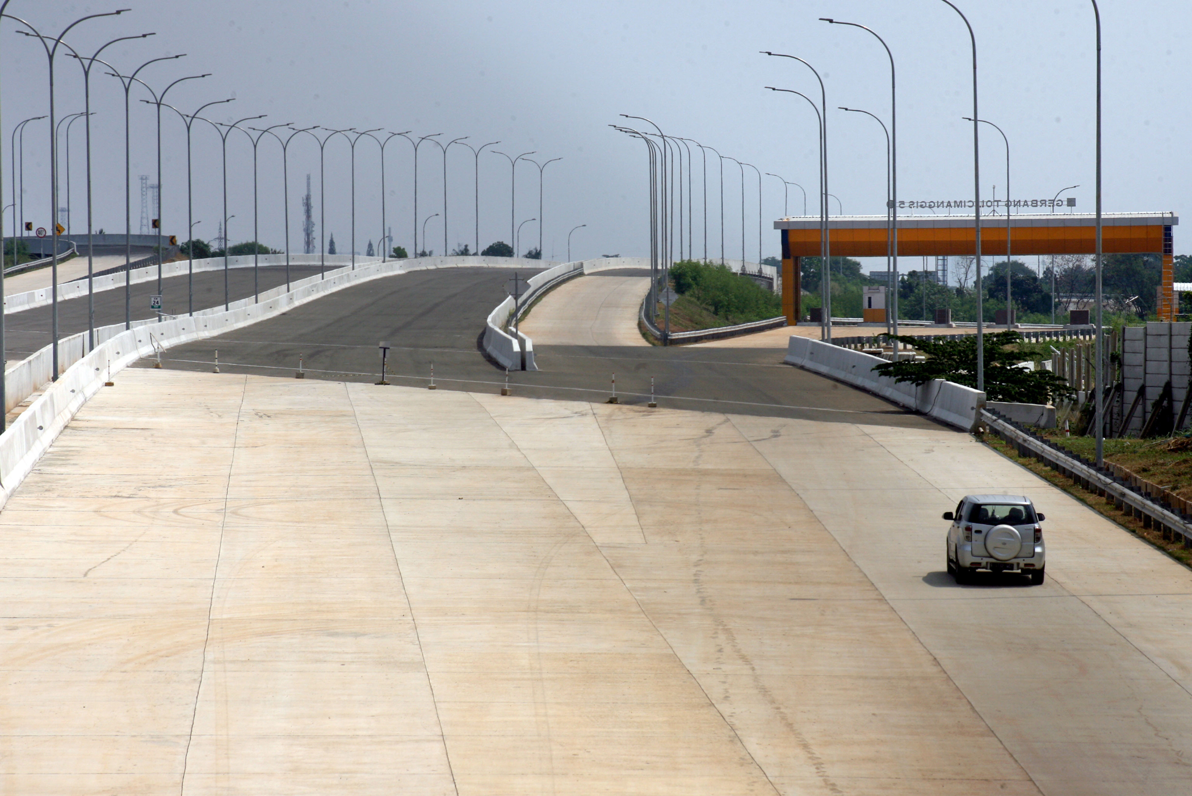 Mobil melintas di proyek pembangunan Tol Cimanggis-Cibitung Seksi 1A milik PT waskita Toll Road, beberapa waktu lalu.