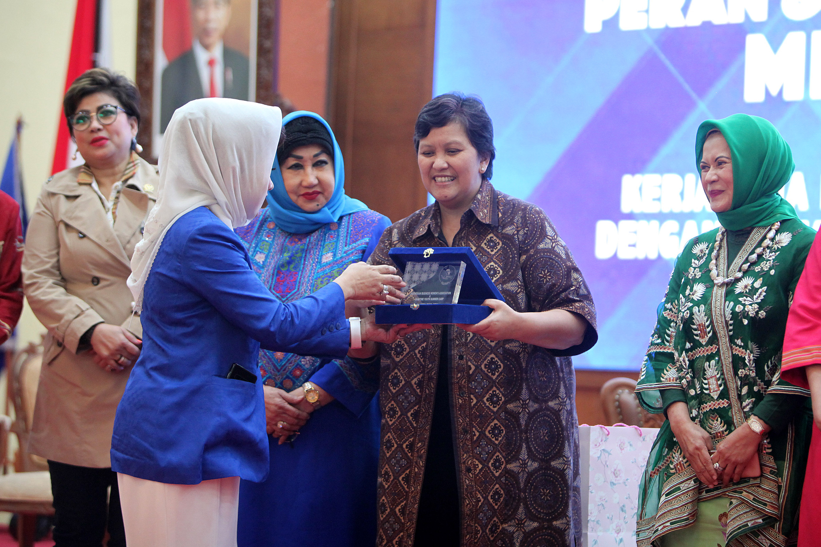 Wakil Ketua MPR Lestari Moerdijat (tengah) didampingi Ketua Umum DPP Ikatan Wanita Pengusaha Indonesia (IWAPI) Dyah Anita Prihapsari.