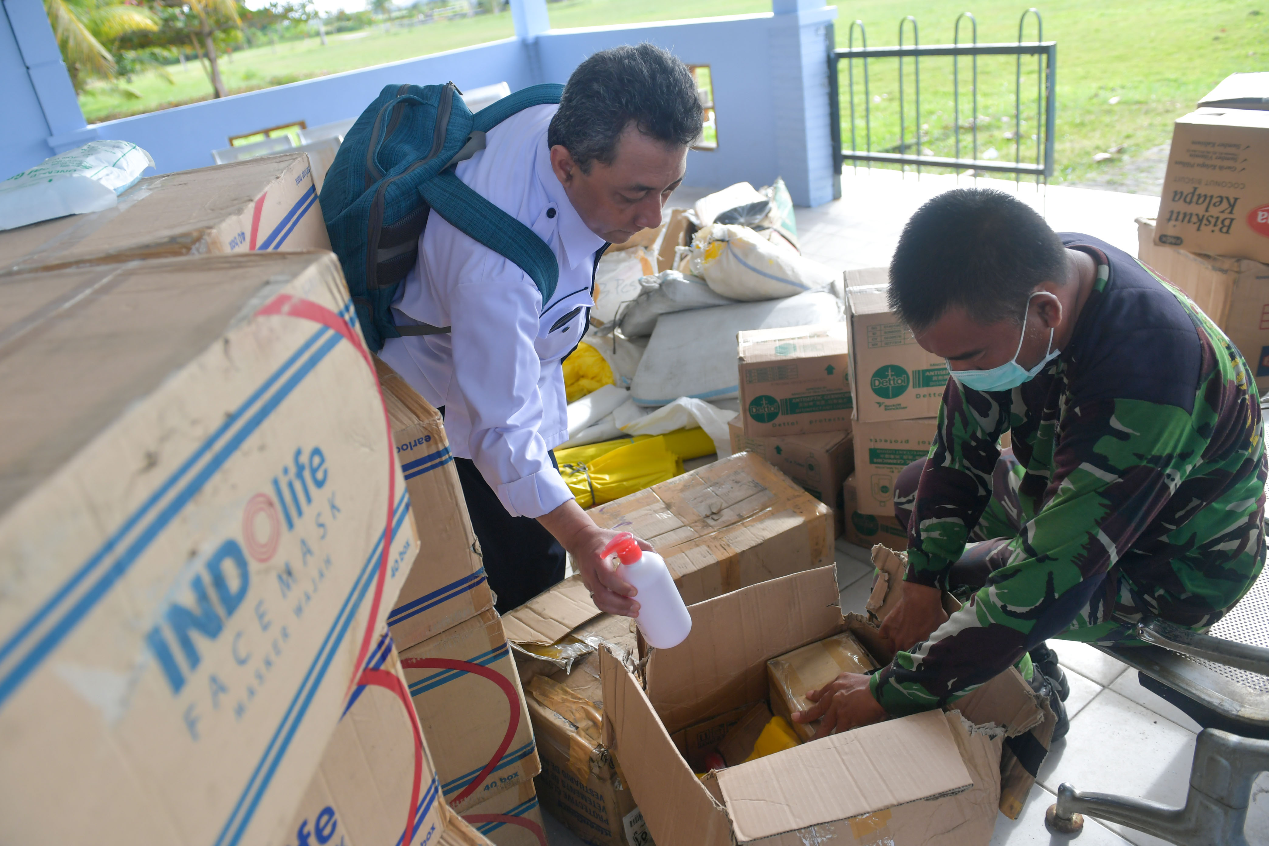 Petugas medis memeriksa logistik bagi WNI yang sedang menjalani observasi pascaevakuasi dari Wuhan, Tiongkok, di Natuna.