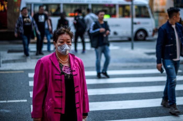 Seorang perempuan mengenakan masker di Makau setelah pasien pertama virus korona teridentifikasi di kota tersebut.
