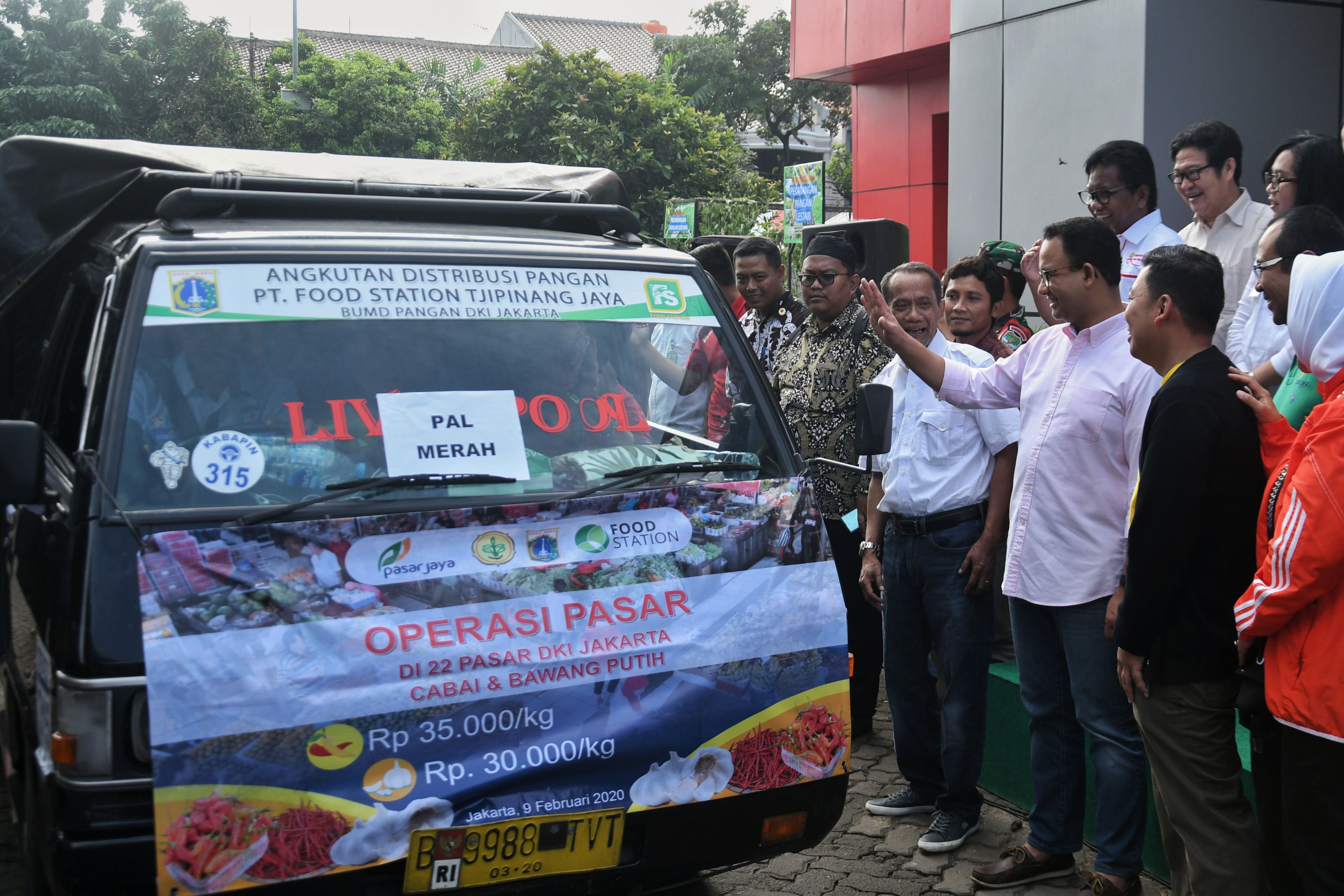 Gubernur DKI Jakarta Anies Baswedan melaunching gelar cabai dan bawang putih murah di Toko Tani Indonesia Center, Pasar Minggu.