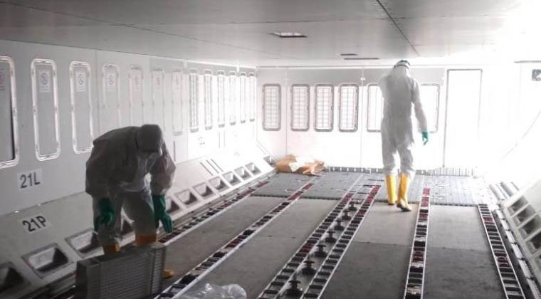 Sterilisasi pesawat Airbus 330-300CEO registrasi PK-LDY di Bandara Hang Nadim Batam, Senin (3/2).  