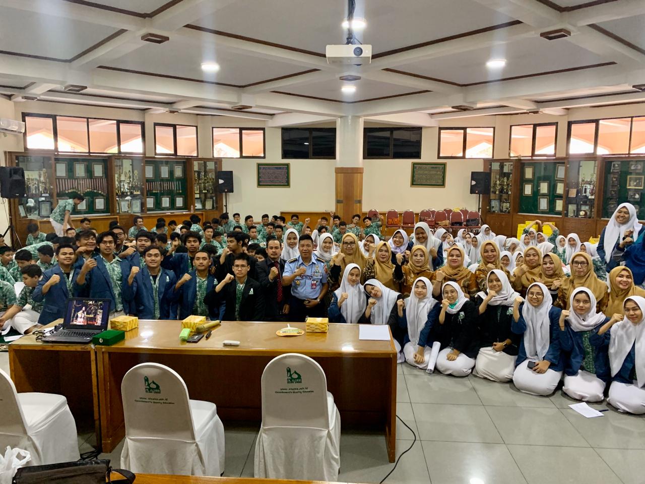 Peserta seminar Penanaman nilai-nilai dasar bela negara, di SMA Islam Al Azhar Kelapa Gading, Jakarta,