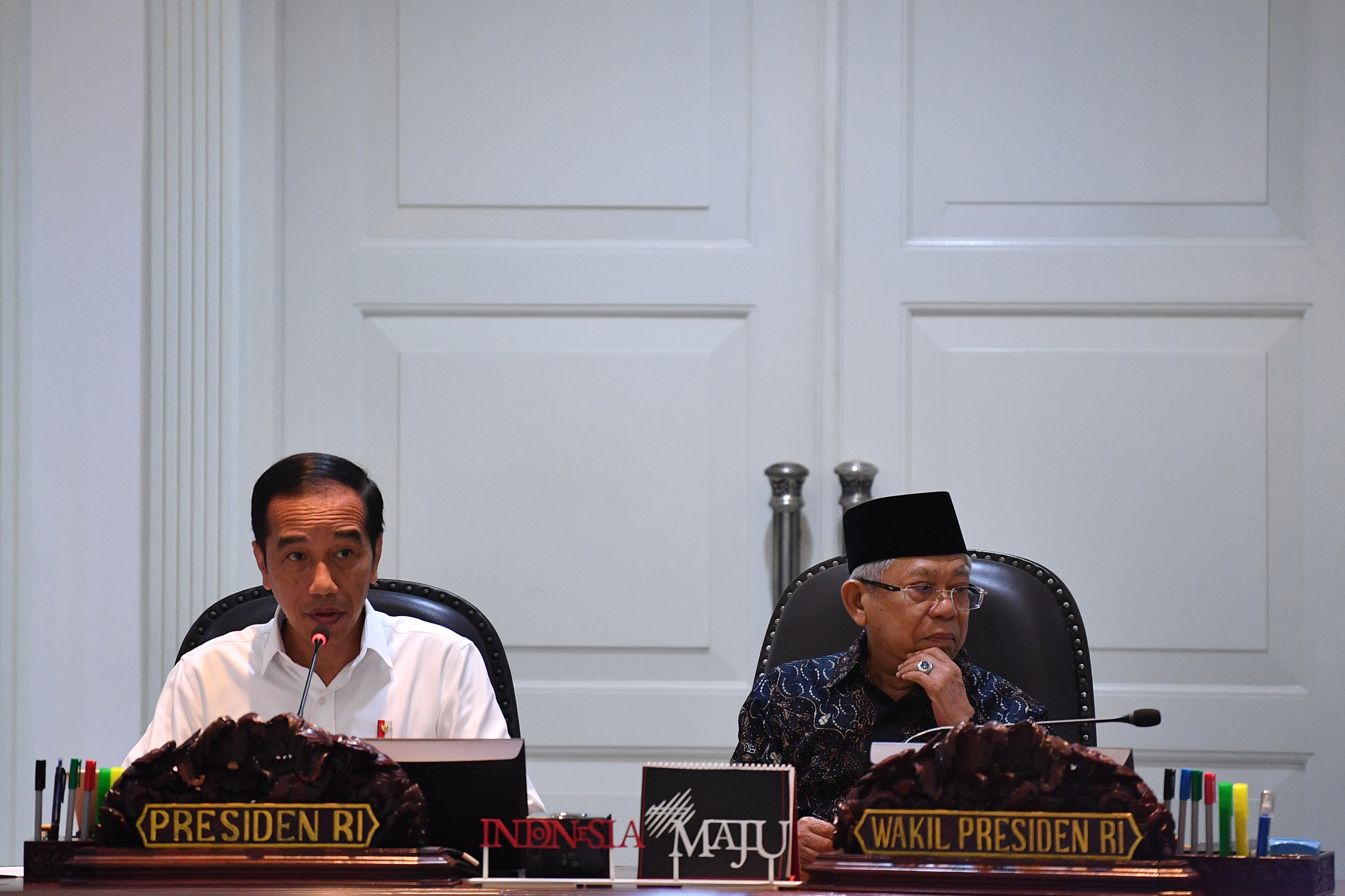 Presiden Joko Widodo (kiri) dan Wakil Presiden Ma'ruf Amin memimpin rapat terbatas lanjutan pembahasan dampak virus Covid-19.