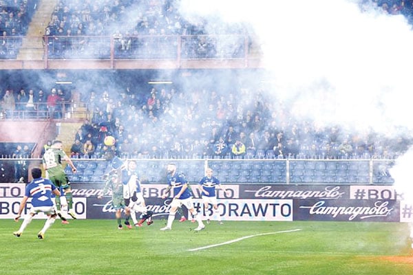 Penyerang Napoli Arkadiusz Milik (99) menyundul bola yang menjadi gol pertama timnya ke gawang tuan rumah pada laga lanjutan Liga Italia 