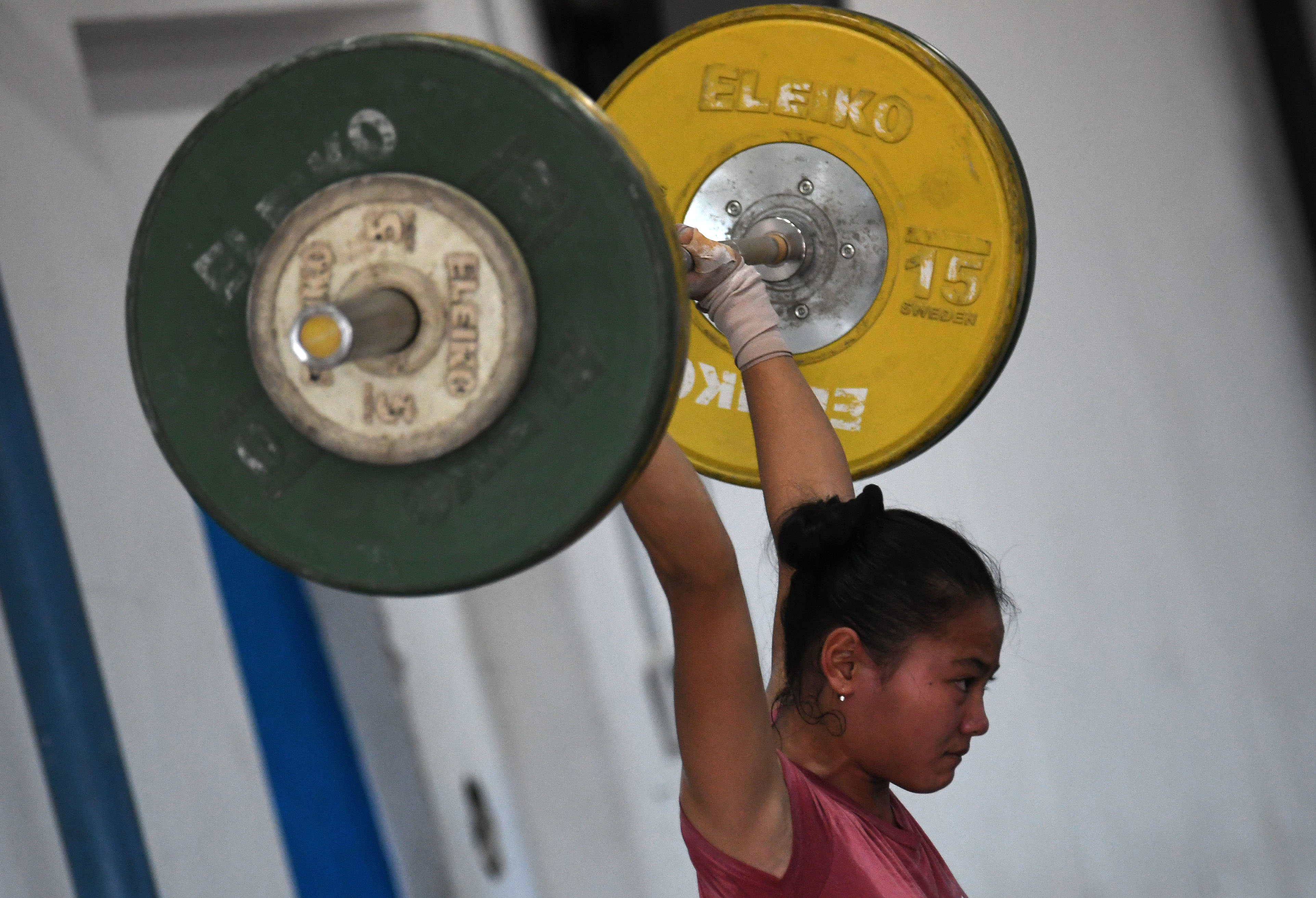 Lifter putri Indonesia Windy Cantika Aisah berlatih saat menjalani pelatnas di Mess Kwini, Jakarta.