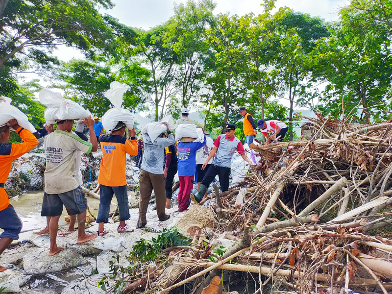 Warga dibantu jajaran TNI, Polri, BBWS Bengawan Solo, BPBD, dan relawan bencana bergotong royong melakukan perbaikan darurat tanggul jebol. 