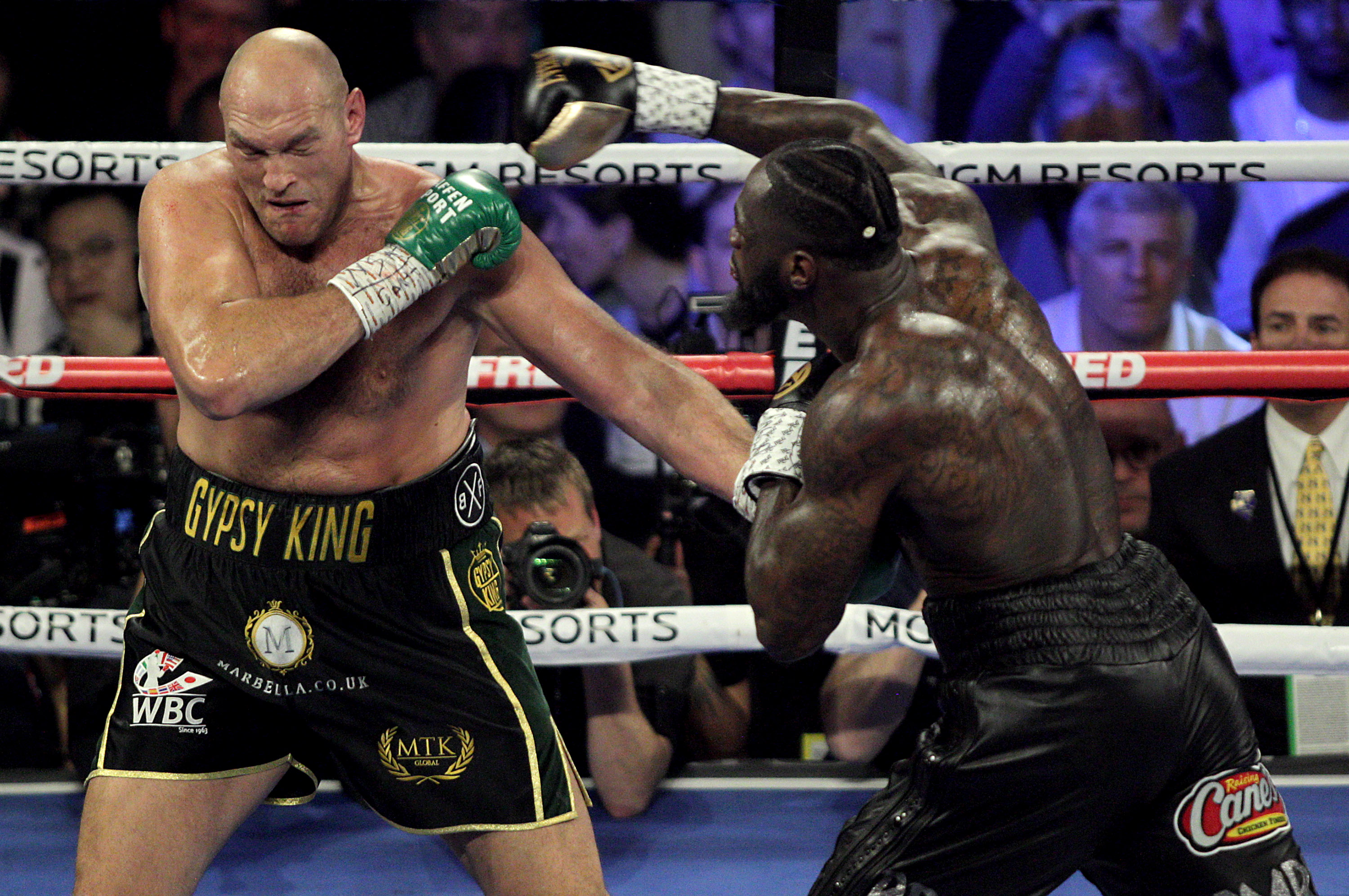  Tyson Fury (kiri) dan Deontay Wilder saat laga ulang  memperebutan gelar WBC di MGM Grand Garden Arena, Las Vegas, Sabtu (22/2). 