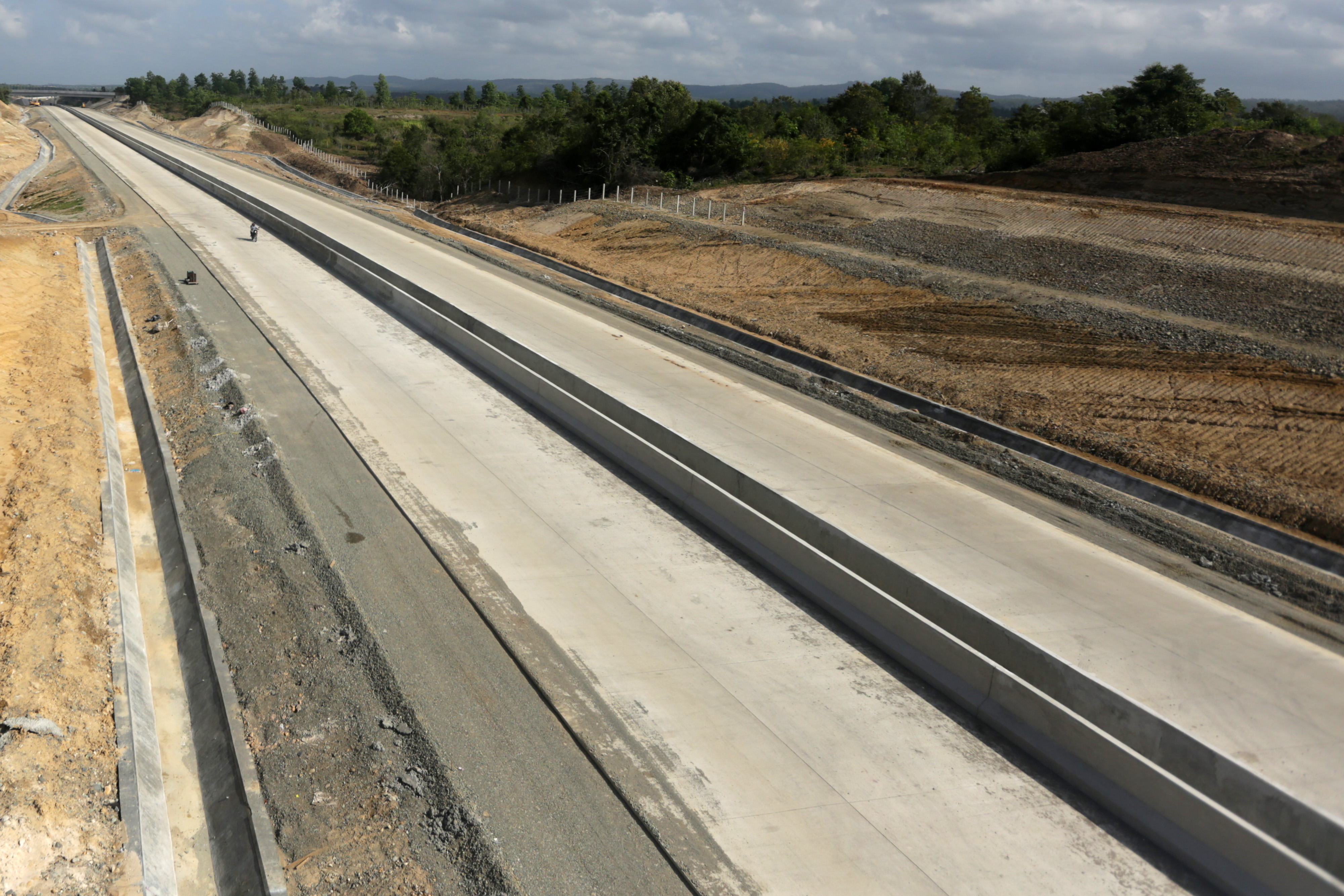 Pekerja menyelesaikan pembangunan jalan tol ruas Banda Aceh- Sigli seksi 4 Indrapuri - Blang Bintang di Aceh, Besar, Aceh, (21/2/2020).