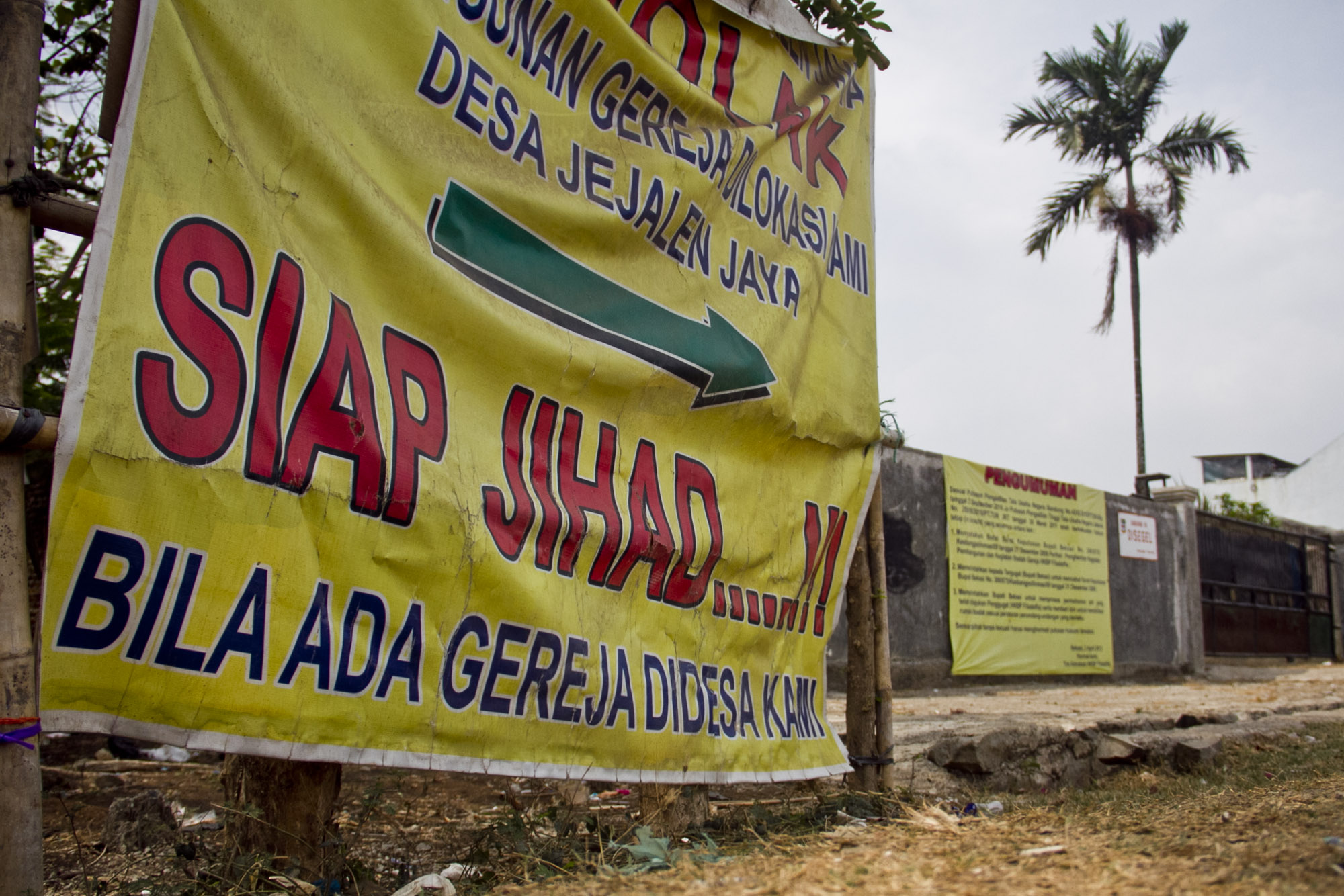 Ilustrasi--Sebuah spanduk larangan pembangunan Gereja HKBP Filadelfia yang masih disegel di Jalan Jejalen Jaya, Tambun, Kabupaten Bekasi