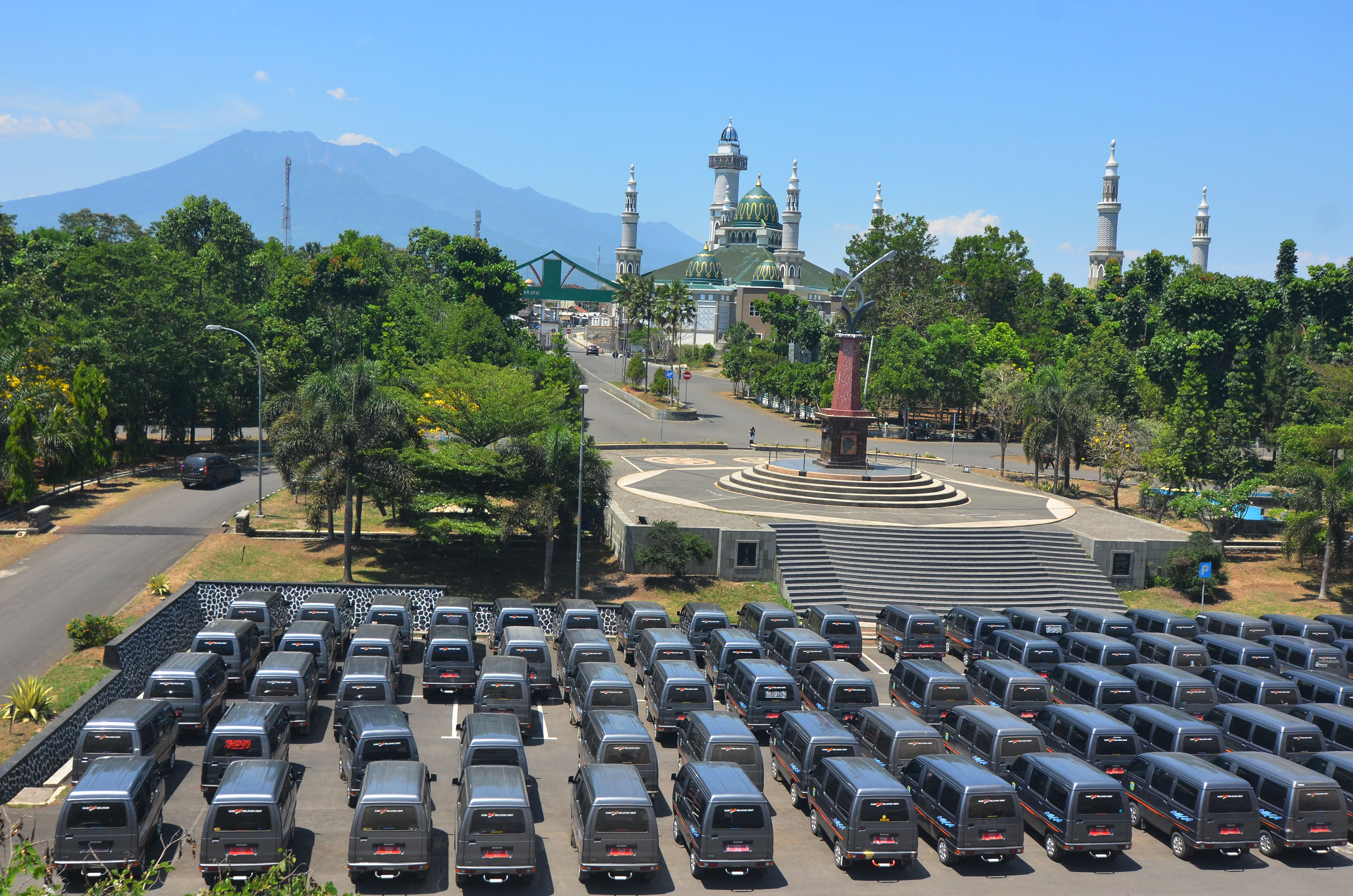 Ratusan mobil operasional yang diparkir di halaman kantor Bupati Tasikmalaya, Jawa Barat, beberapa waktu lalu.