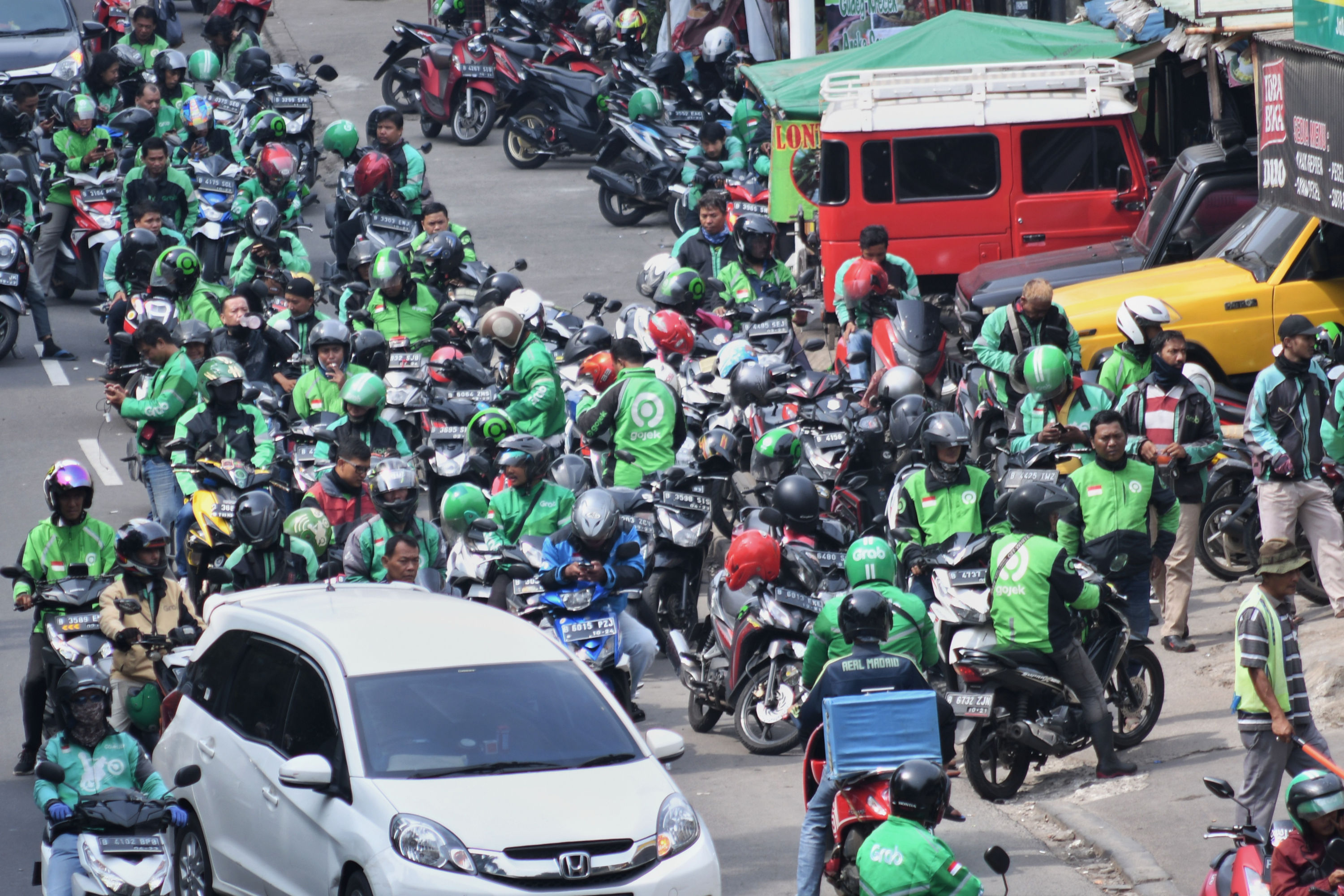 Pengemudi ojek daring menjemput penumpang di kawasan Stasiun Tanjung Barat, Jakarta Selatan