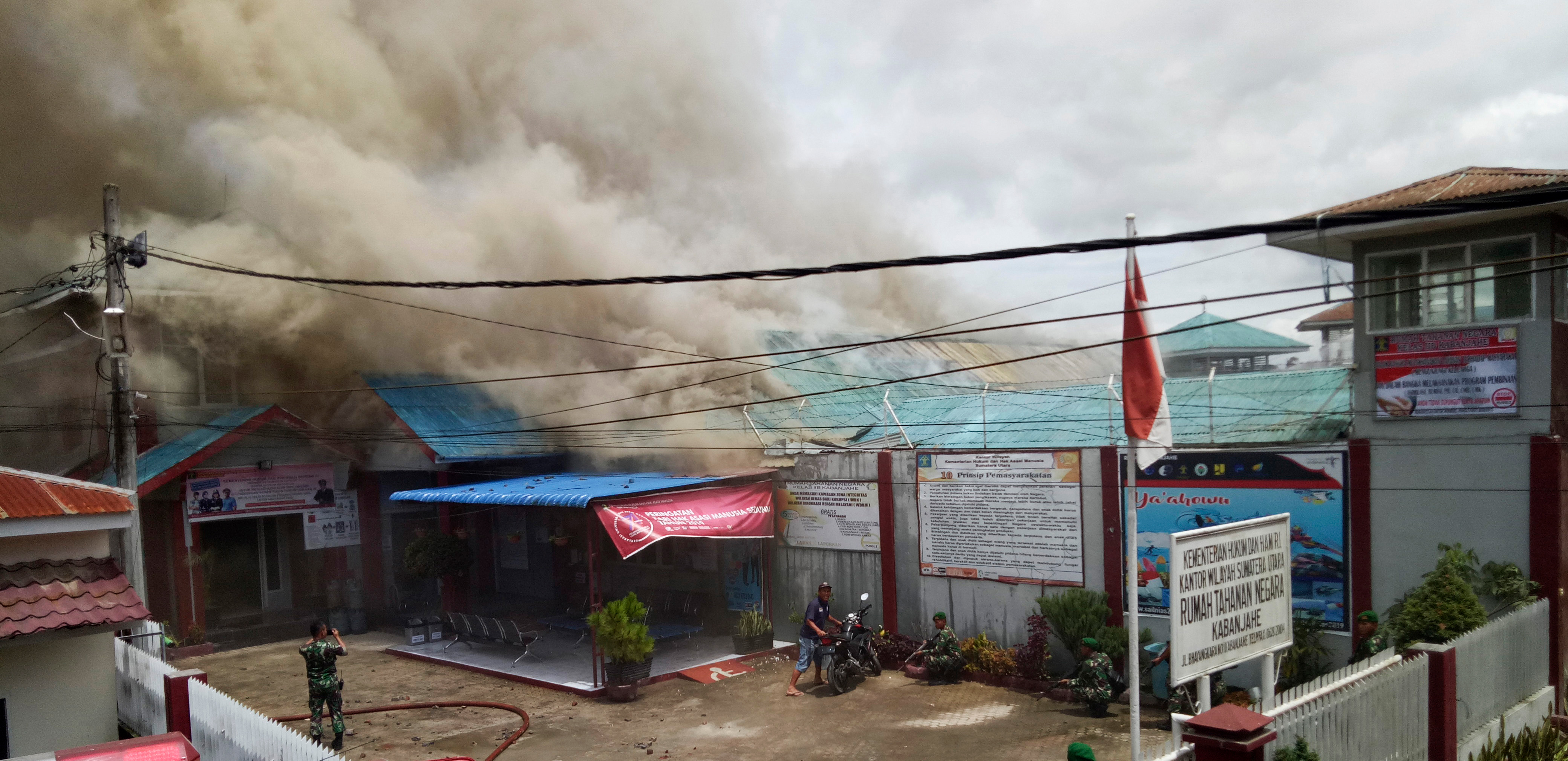 Petugas gabungan berusaha memadamkan api yang membakar gedung saat terjadi kerusuhan di Rumah Tahanan Negara (Rutan) Kelas II B Kabanjahe,.