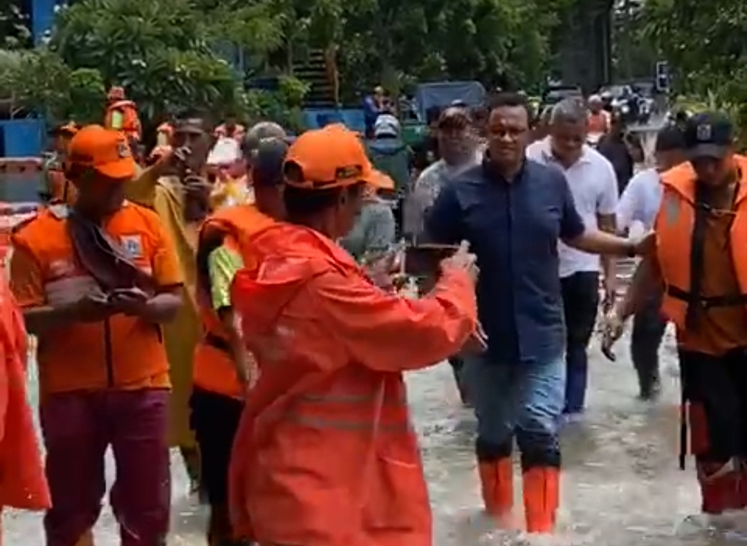 Gubernur DKI Jakarta Anies Baswedan mengecek lokasi banjir, Minggu (23/2).