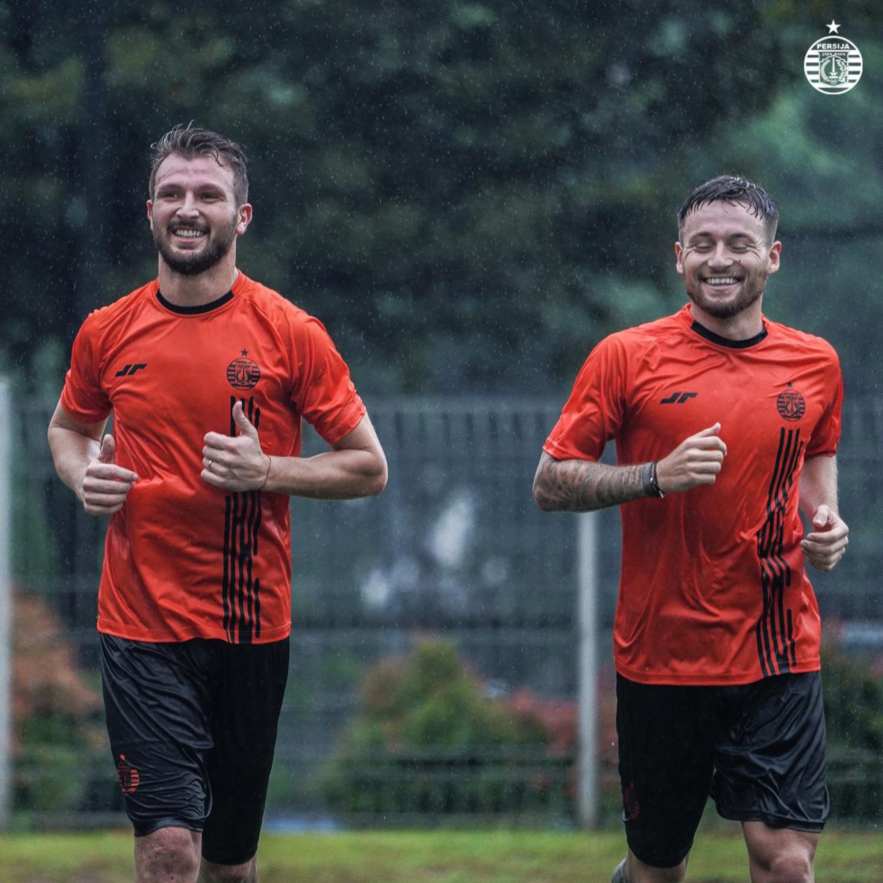 Dua pemain anyar Persija Jakarta, Marco Motta (kiri) dan Marc Klok, ketika menjalani latihan perdana di Lapangan ABC, Senayan, Jakarta