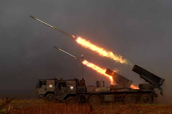 ilustrasi : Prajurit Korps Marinir TNI AL melakukan penembakan roket RM 70 Vampir.