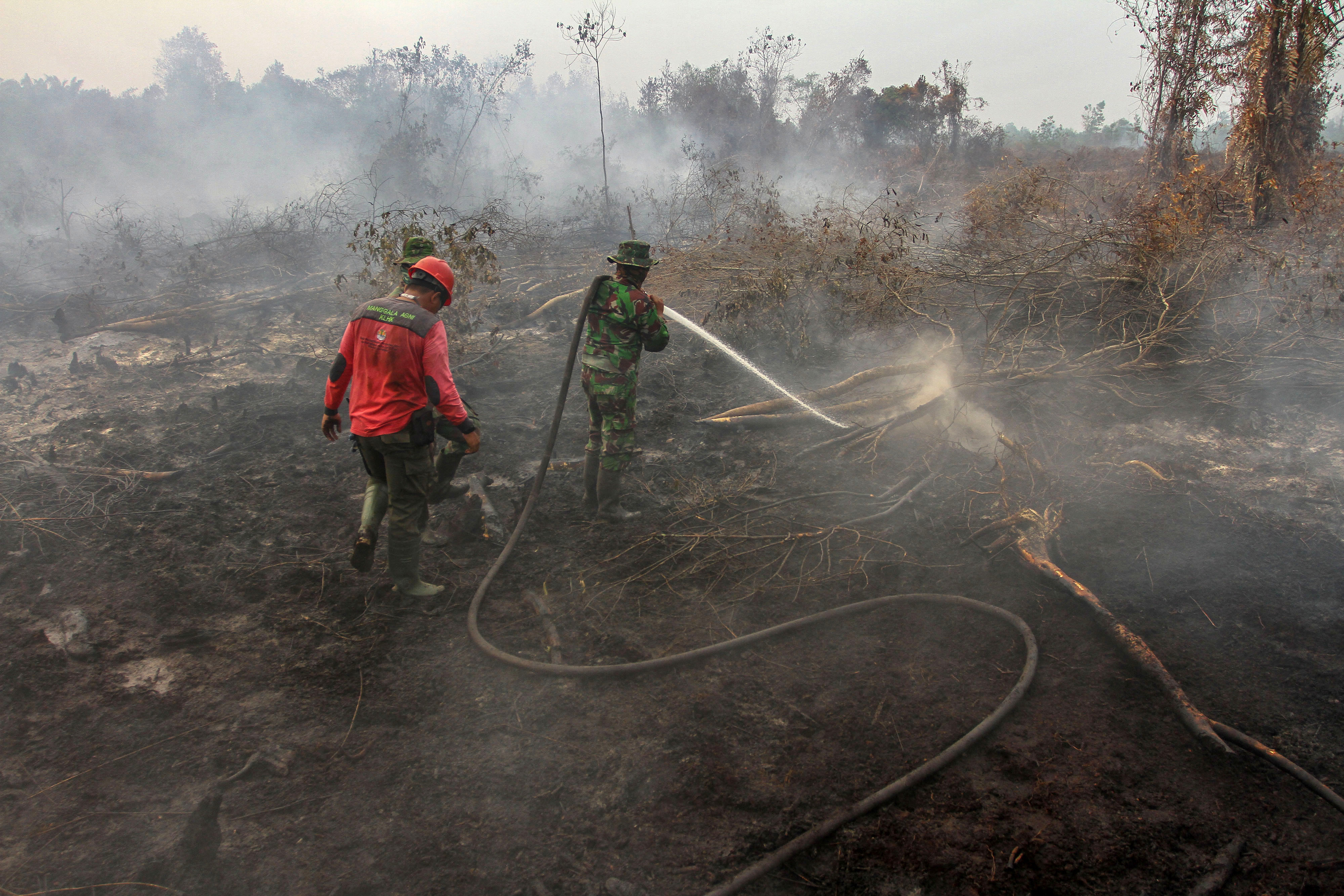  Satgas Karhutla Riau berusaha memadamkan kebakaran lahan gambut di Kabupaten Kampar, Riau. 
