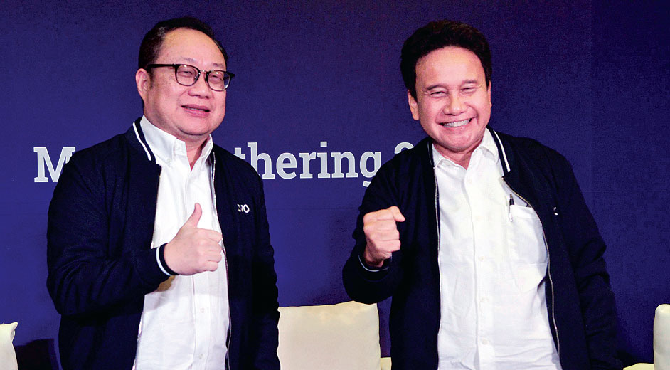 Presiden Direktur OVO Karaniya Dharmasaputra (kiri) berfoto bersama Mirza Adityaswara, President Komisaris OVO yang baru  