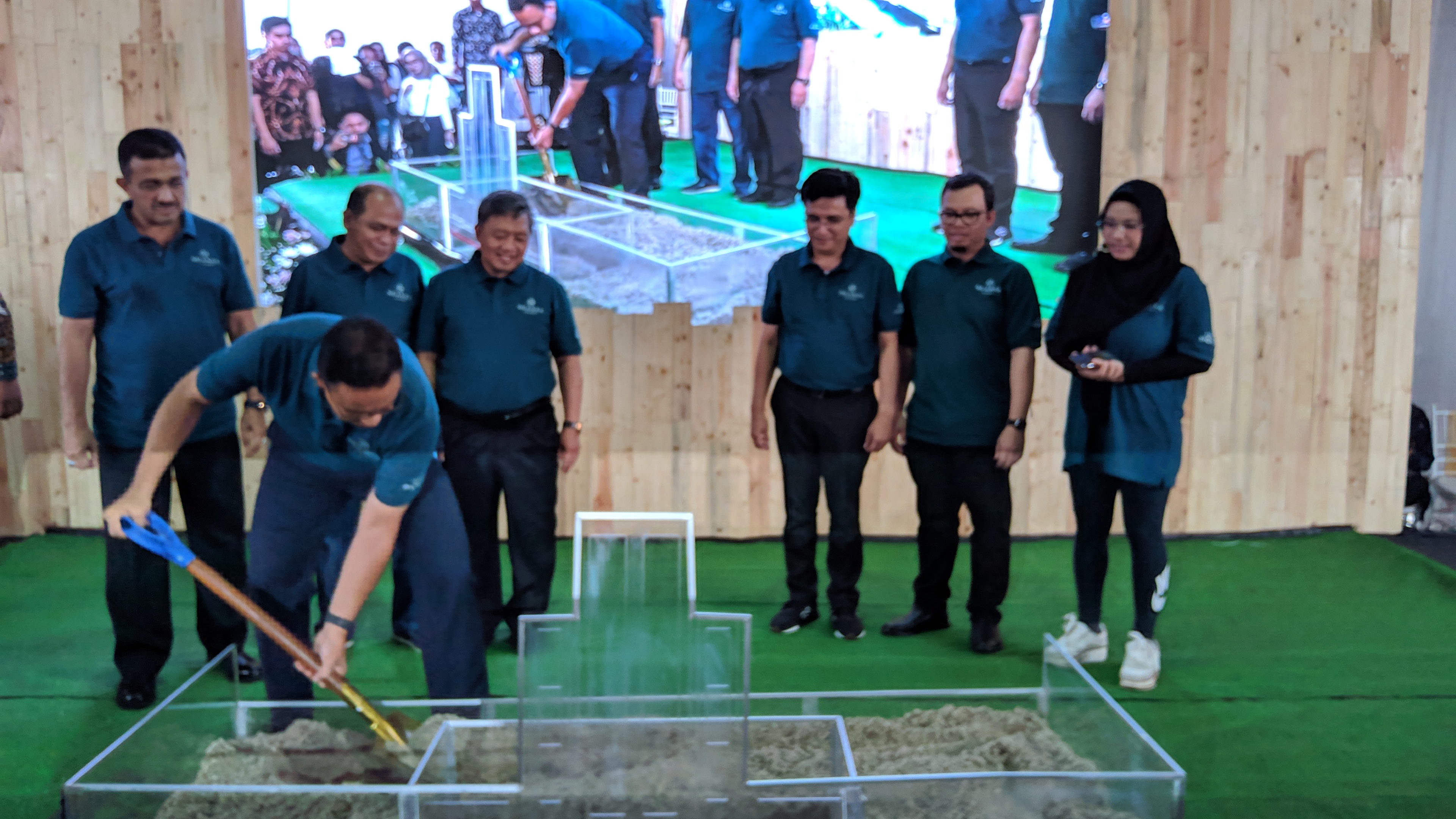 Anggota DPRD DKI Jakarta Misan Samsuri (dua dari kiri barisan belakang).