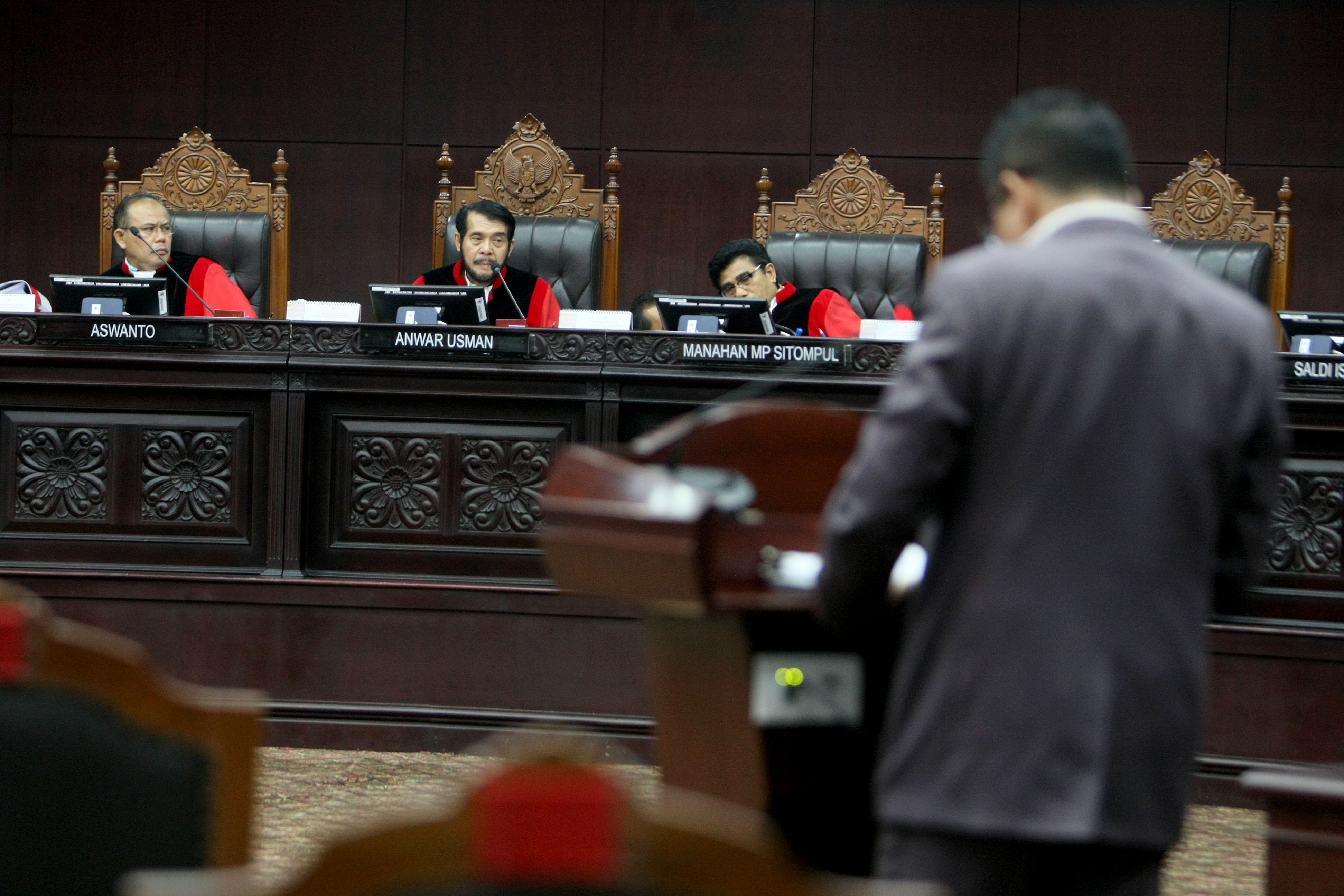 Perwakilan DPR Arteria Dahlan (Kanan) memberikan keterangan dalam sidang gugatan UU KPK di Mahkamah Konstitusi, hari ini.